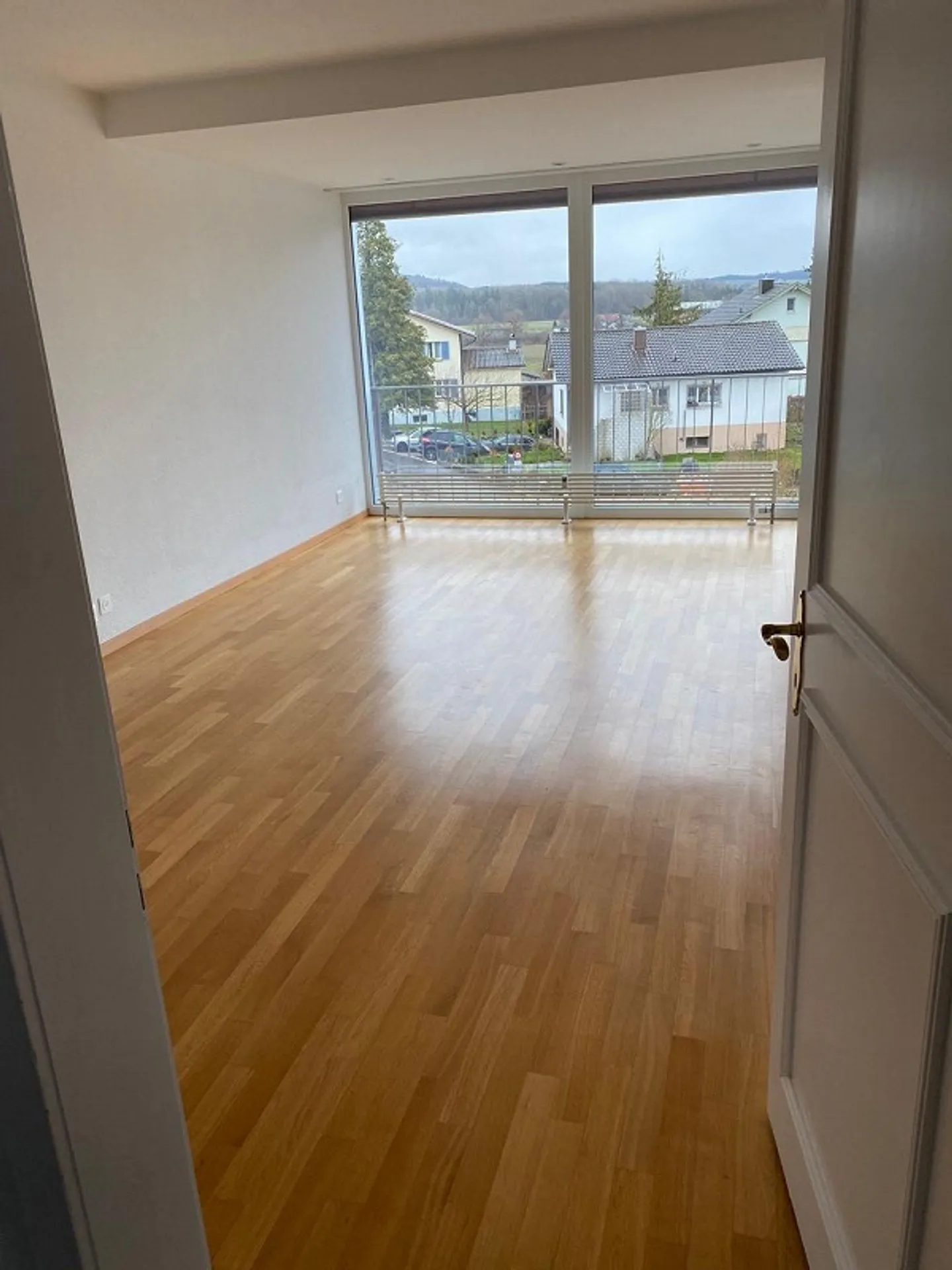 Appartement 3 pièces confortable et bien entretenu avec grand balcon - Photo 2 sur 12