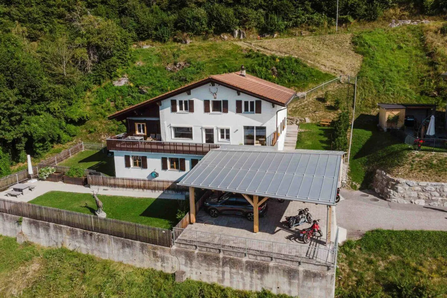 La tradition rencontre la modernité - Maison individuelle de 6,5 pièces avec appartement de 3,5 pièces - Photo 1 sur 13