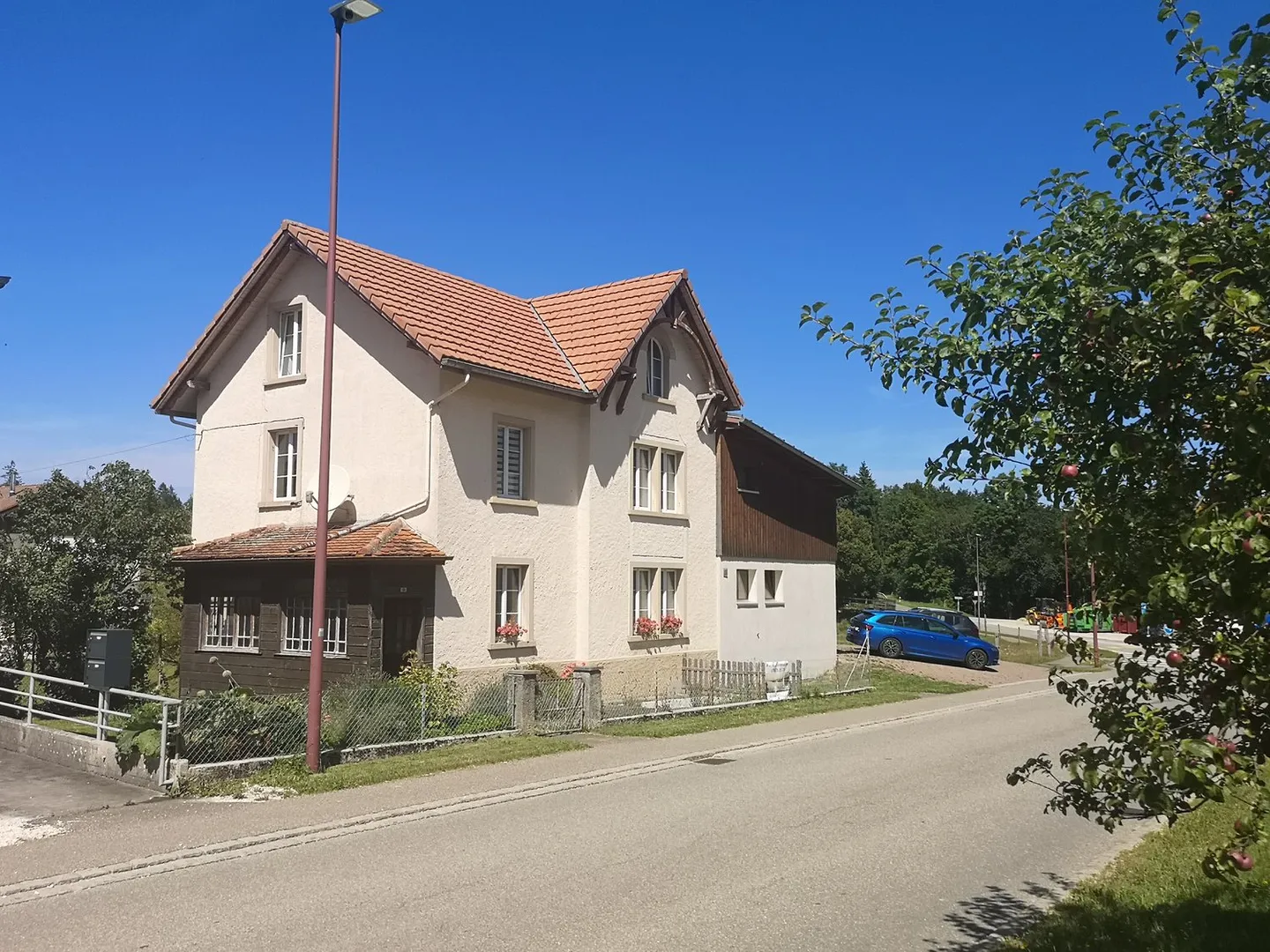 Grande maison familiale avec 8,5 pièces à Lajoux, possibilité de louer des chambres d'hôtes - Photo 2 sur 63