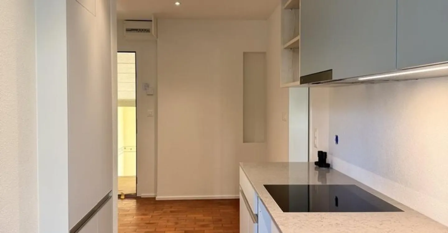 Appartement de 2,5 pièces entièrement rénové avec un standard de construction moderne - Photo 5 sur 8