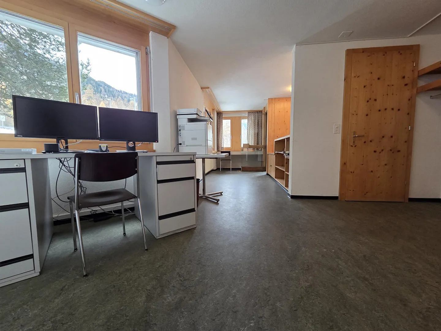 Maison multifamiliale avec espace environnant - Photo 2 sur 14