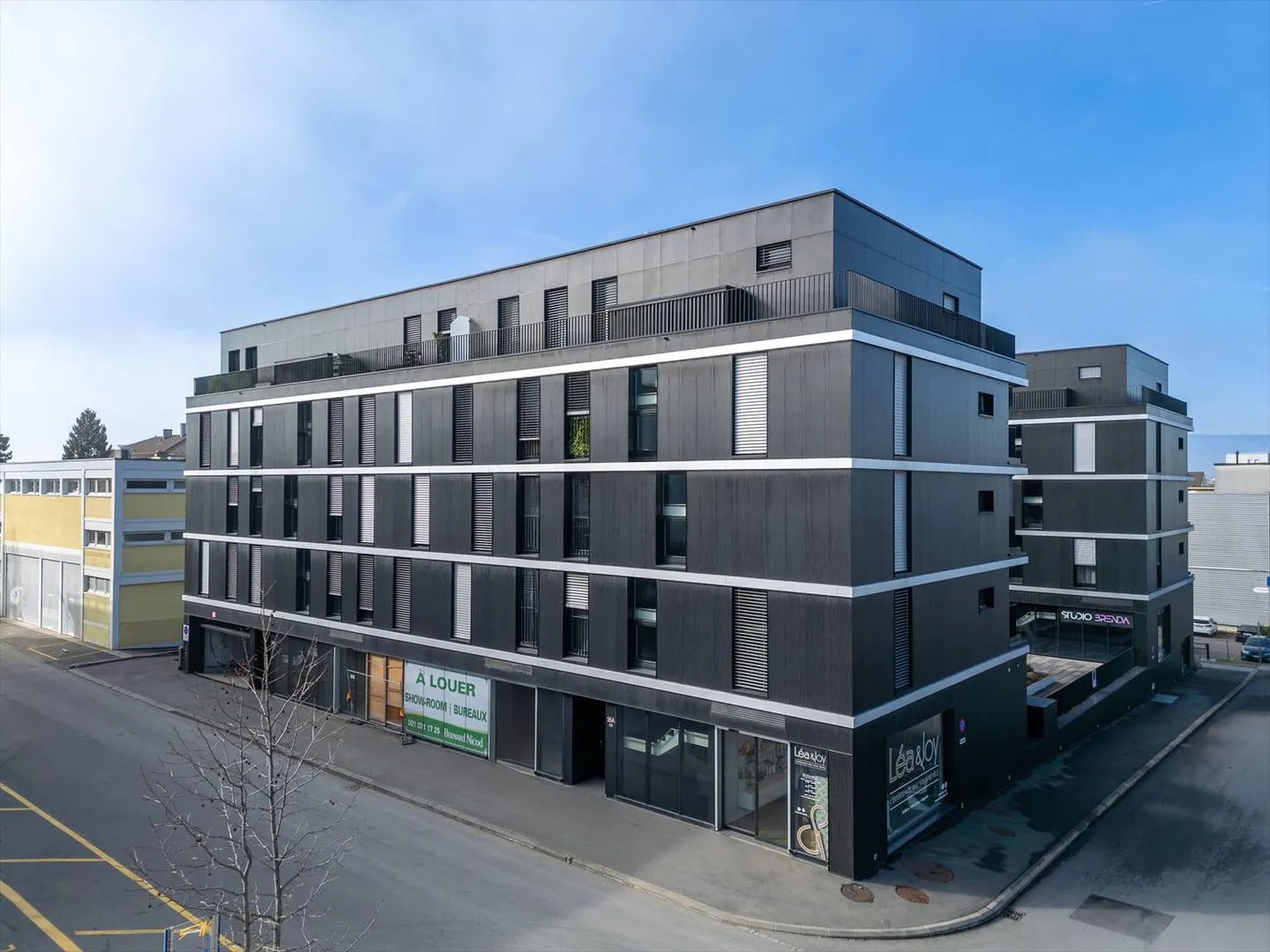 Bright arcade of 63 m² in a rapidly transforming neighborhood - Photo 1 of 5