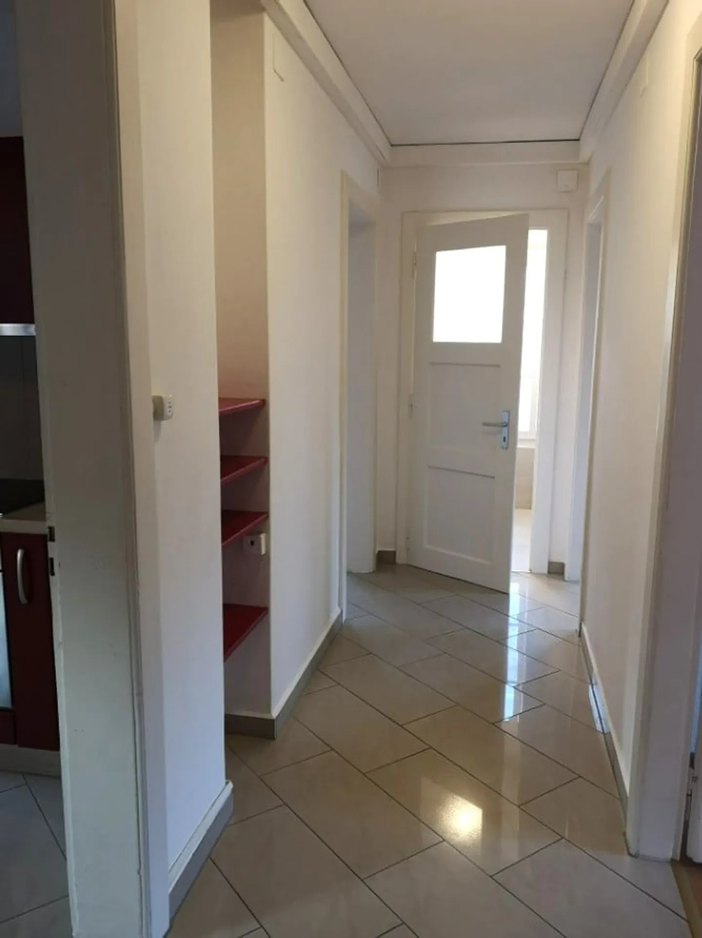 Appartamento al 1° piano con posto auto coperto - Foto 4 di 16