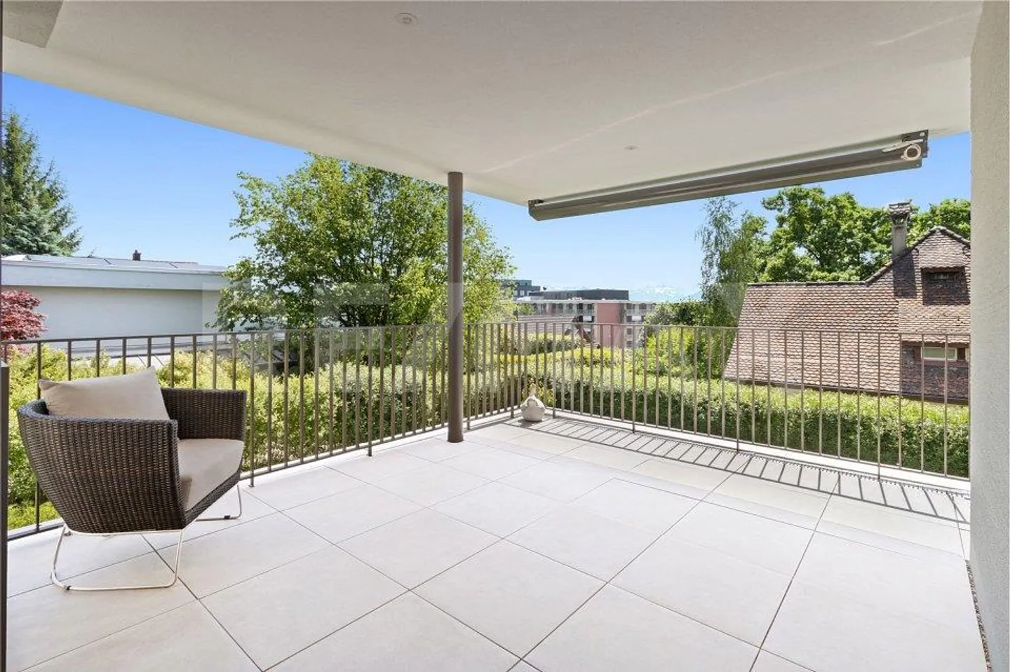 Expérience de vie de 5 ½ pièces avec vue sur la montagne, jardin et confort de vie maximal - Photo 3 sur 13
