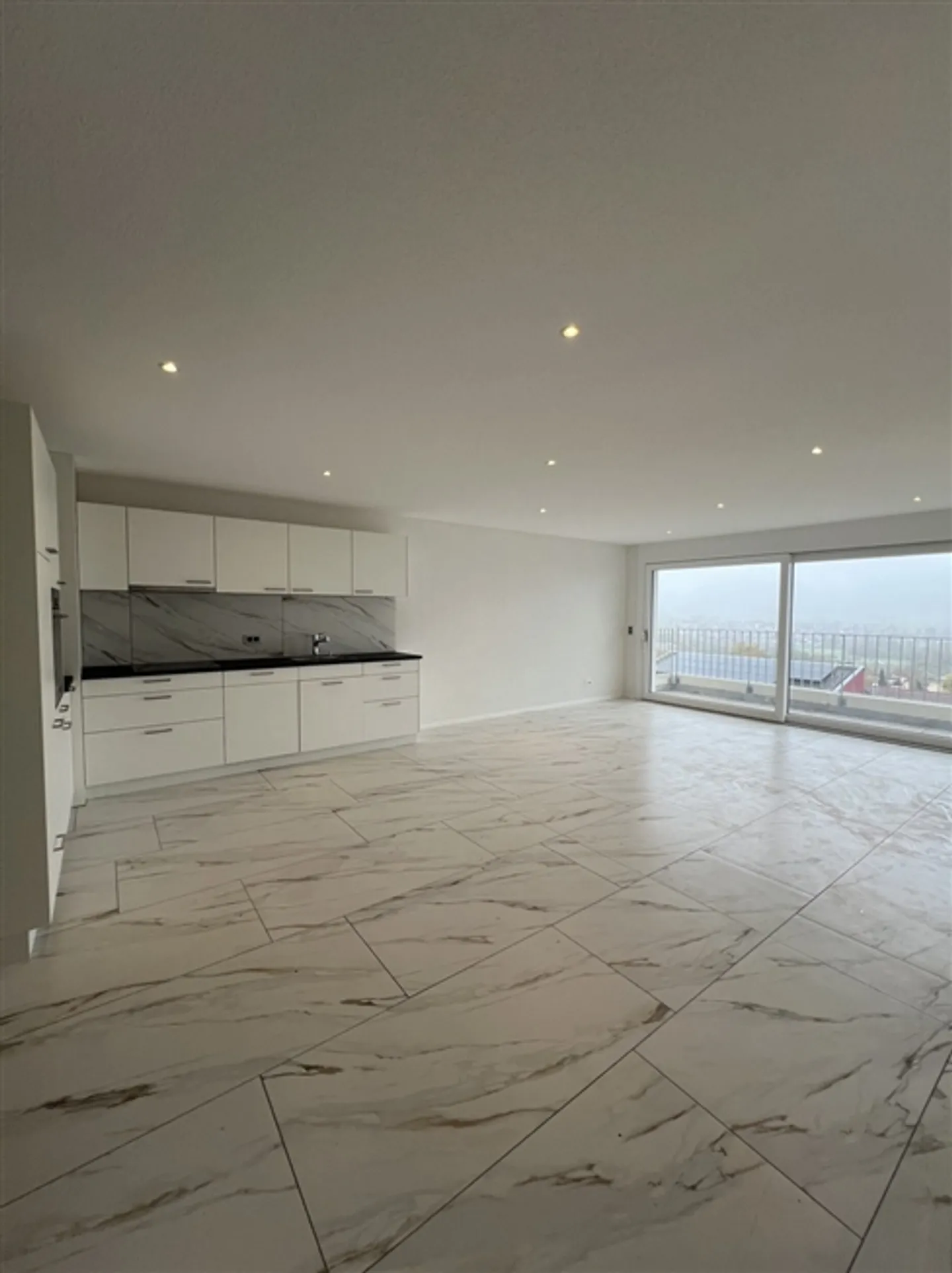 For Sale - Beautiful Bright 3.5 Room Apartment of 75 m² on the 2nd Floor - Photo 1 of 14