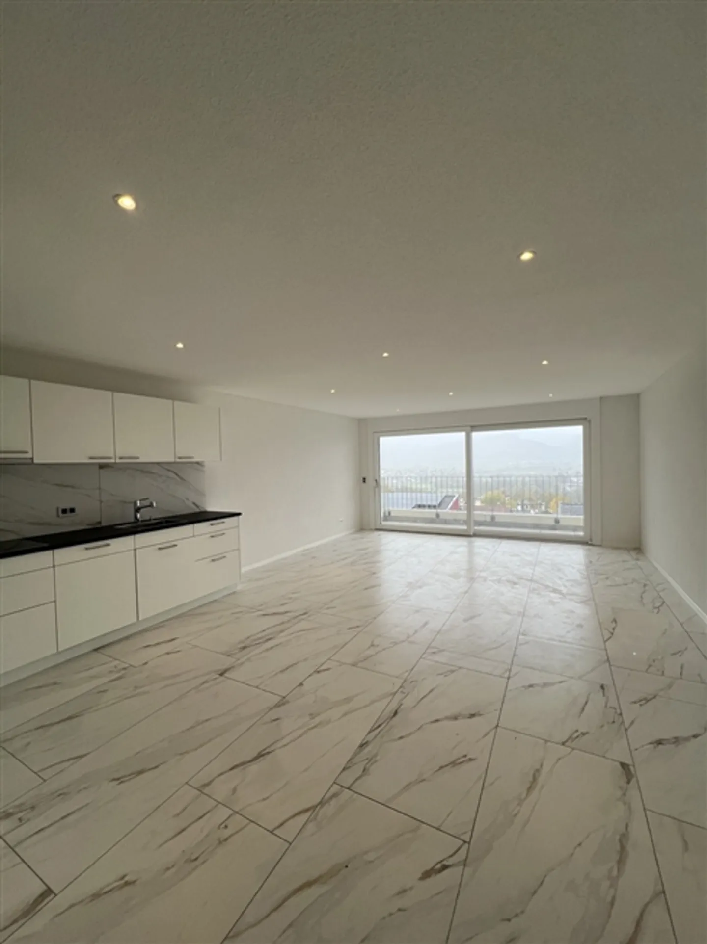 For Sale - Beautiful Bright 3.5 Room Apartment of 75 m² on the 2nd Floor - Photo 2 of 14