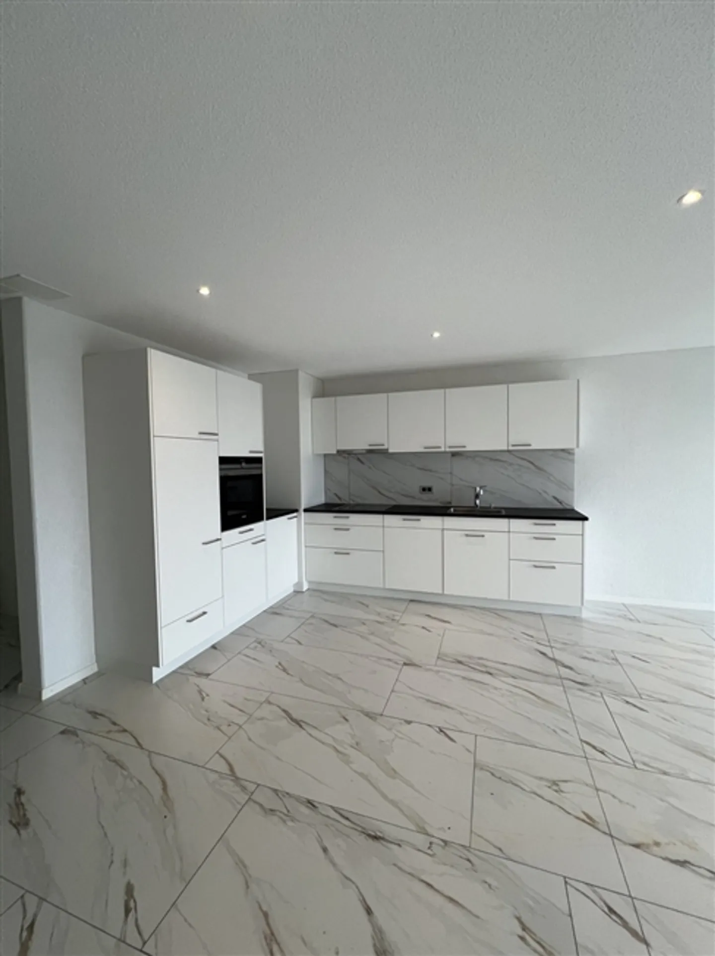 For Sale - Beautiful Bright 3.5 Room Apartment of 75 m² on the 2nd Floor - Photo 3 of 14