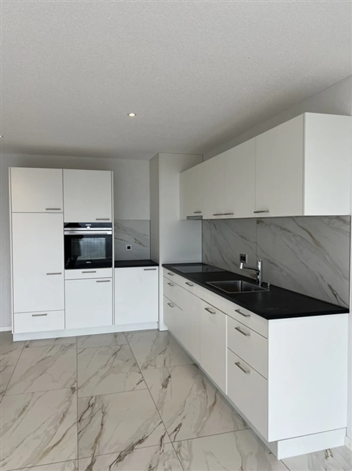 For Sale - Beautiful Bright 3.5 Room Apartment of 75 m² on the 2nd Floor - Photo 4 of 14