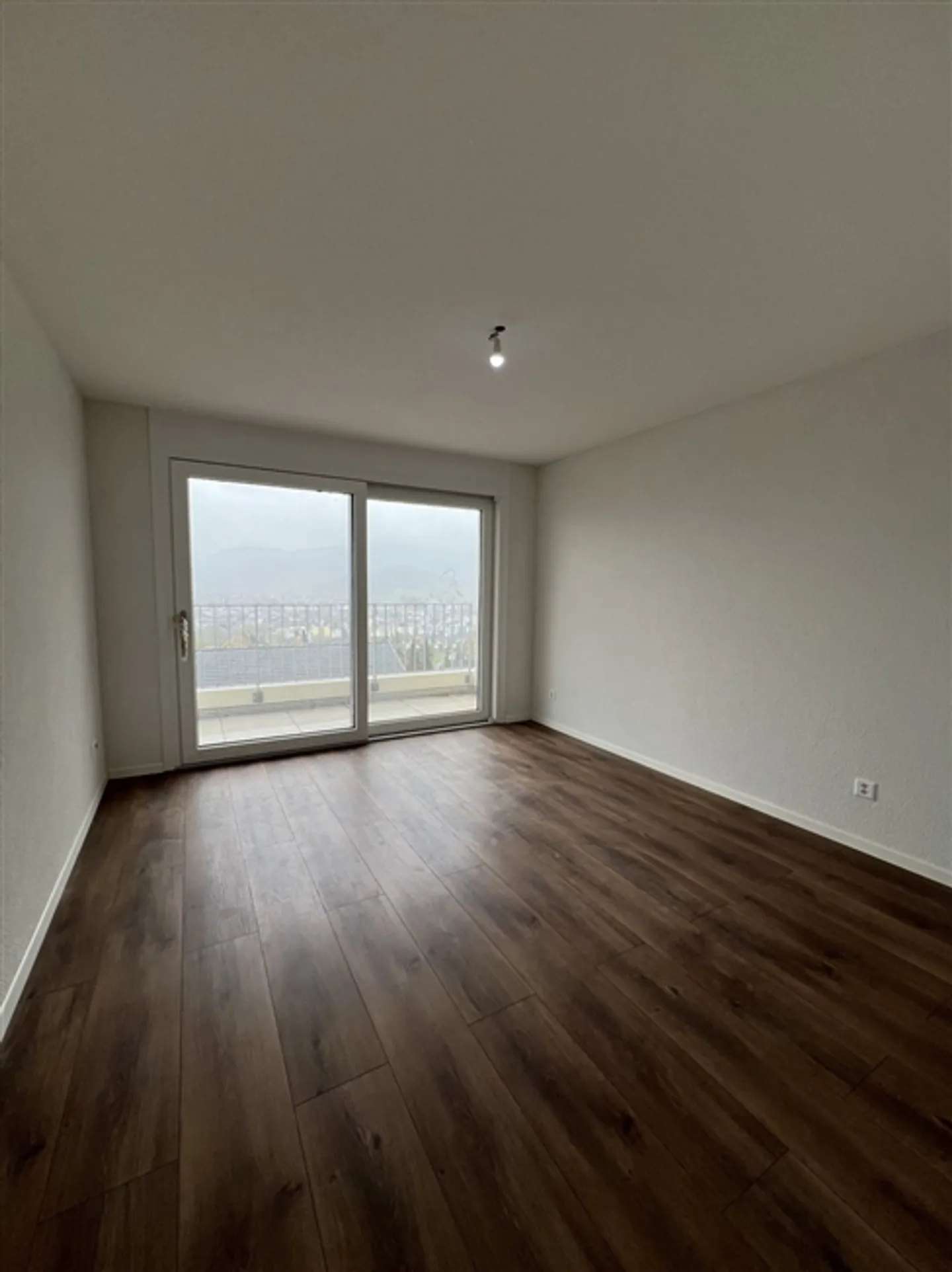 For Sale - Beautiful Bright 3.5 Room Apartment of 75 m² on the 2nd Floor - Photo 6 of 14