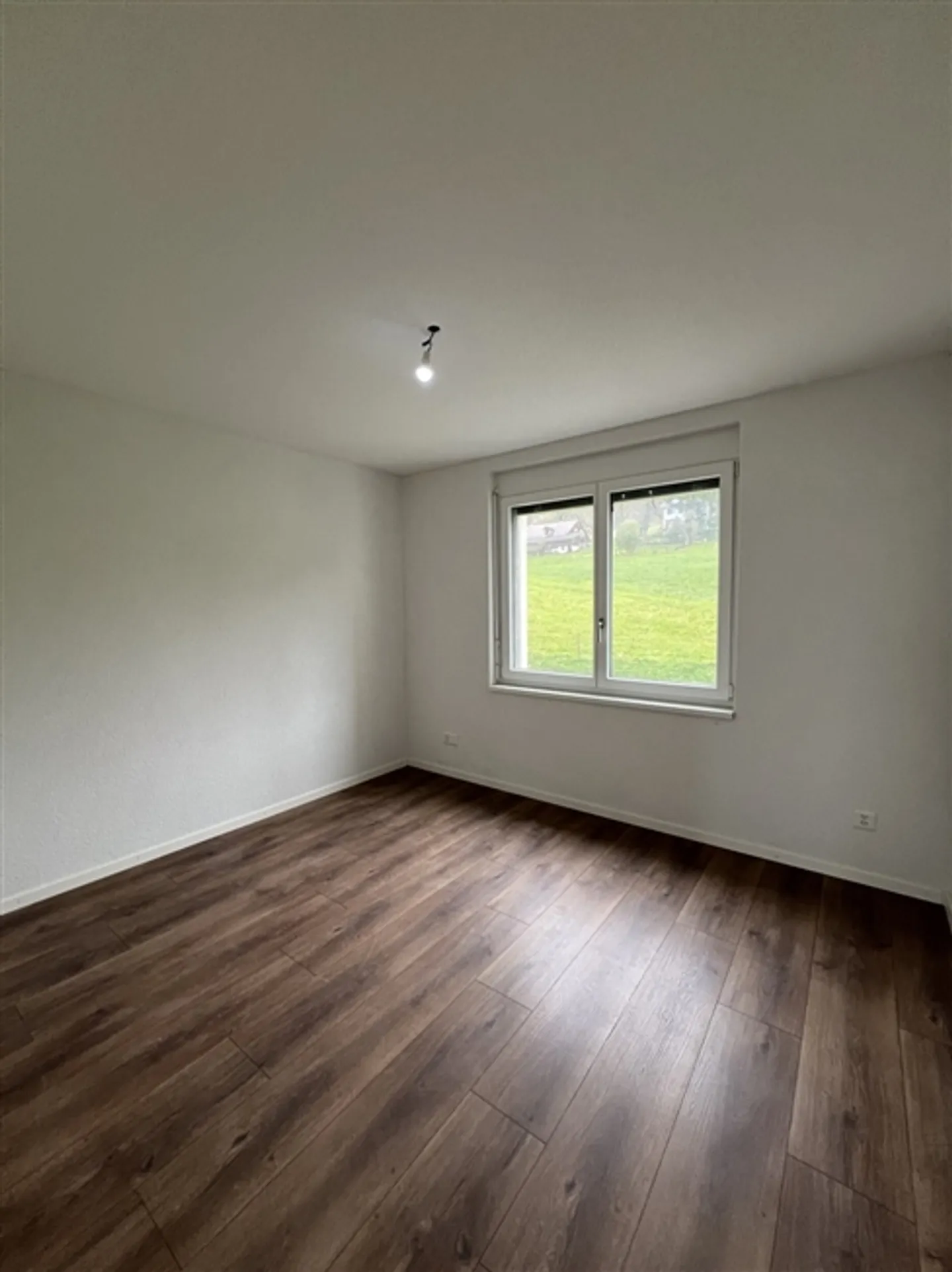 For Sale - Beautiful Bright 3.5 Room Apartment of 75 m² on the 2nd Floor - Photo 7 of 14