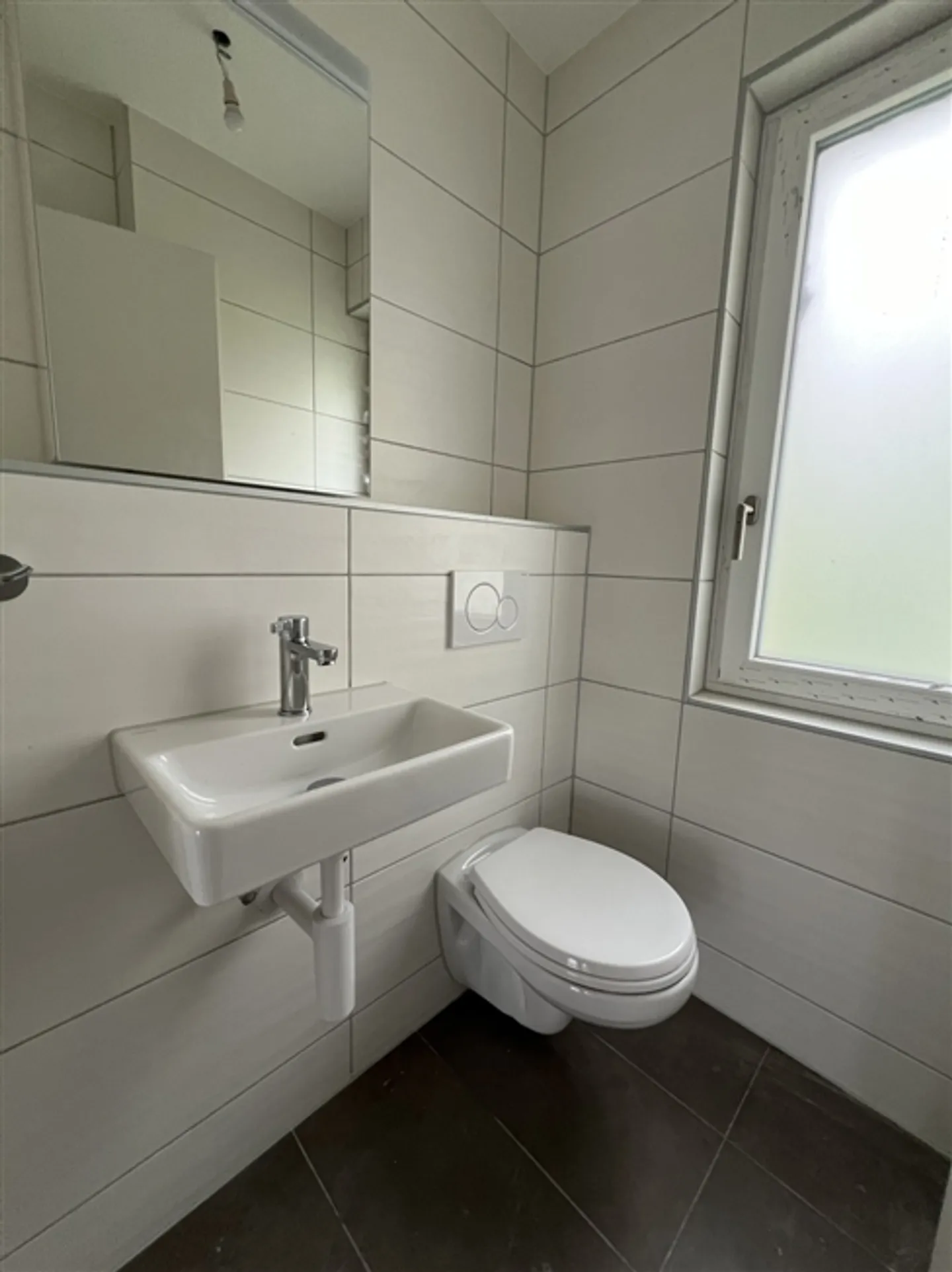 For Sale - Beautiful Bright 3.5 Room Apartment of 75 m² on the 2nd Floor - Photo 9 of 14