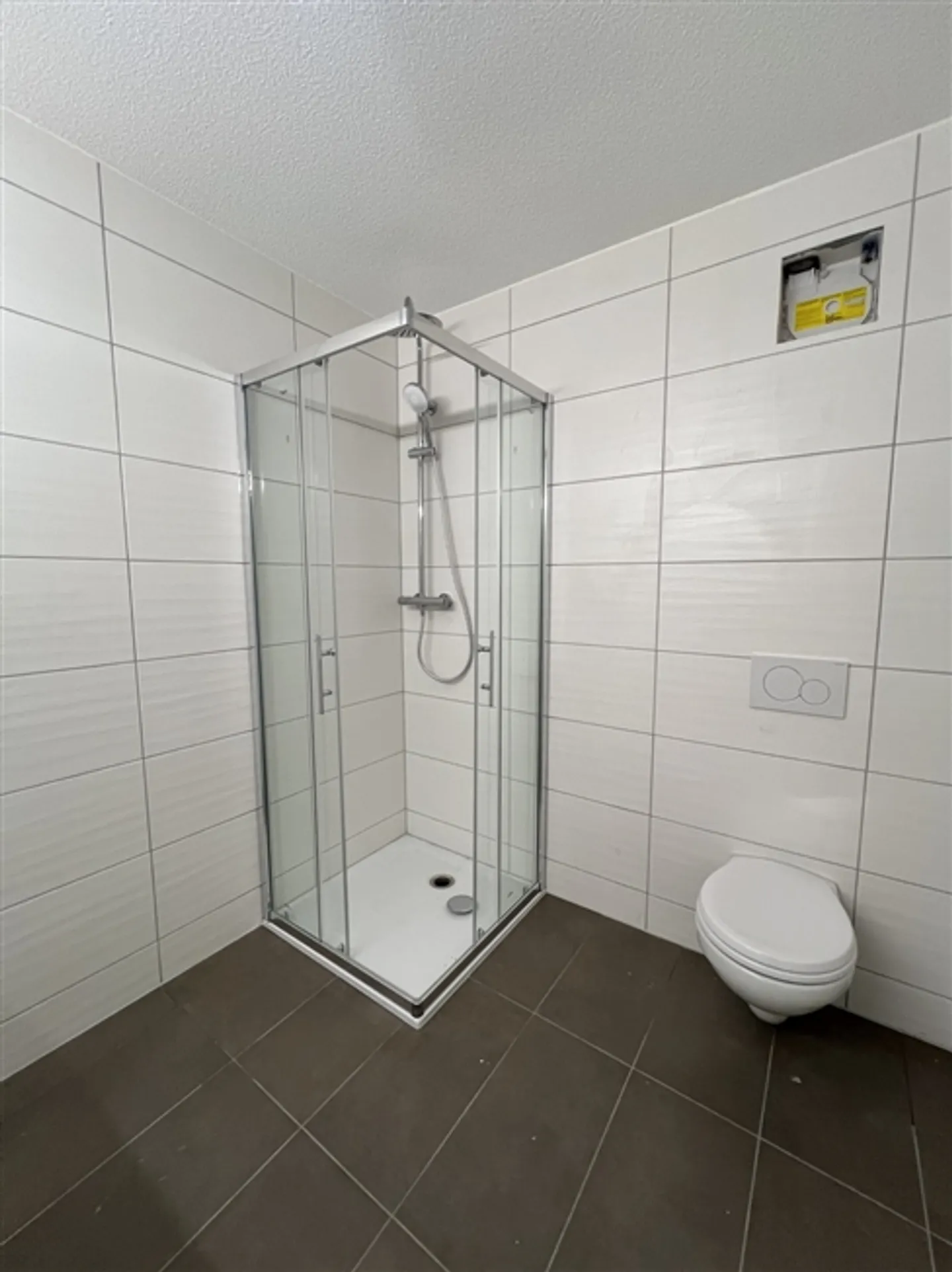 For Sale - Beautiful Bright 3.5 Room Apartment of 75 m² on the 2nd Floor - Photo 10 of 14