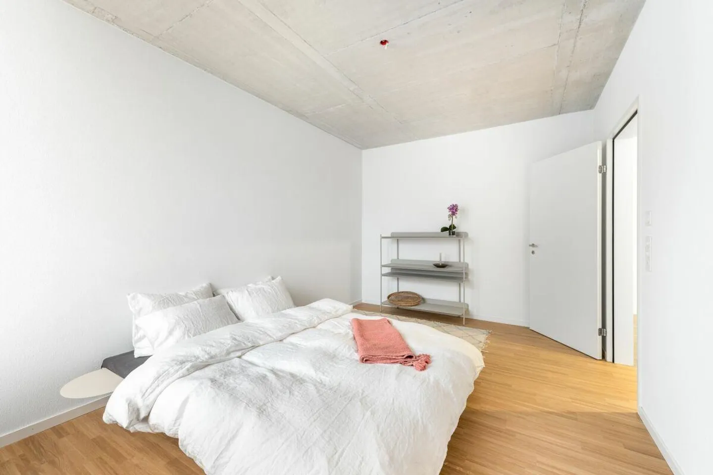 Appartement loft unique avec fenêtre en arc et terrasse sur le toit - Photo 5 sur 10
