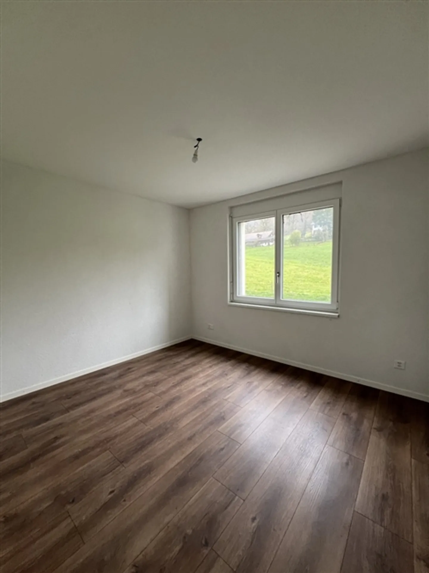 For Sale - Beautiful Bright 3.5 Room Apartment of 75 m² on the 2nd Floor - Photo 5 of 14