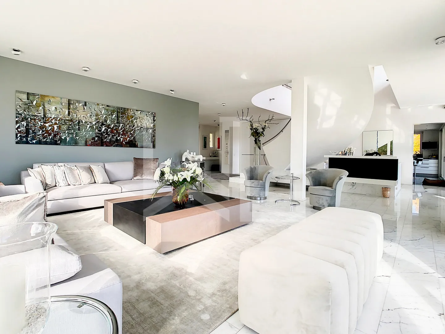 Exceptional property with a view! - Photo 2 of 7