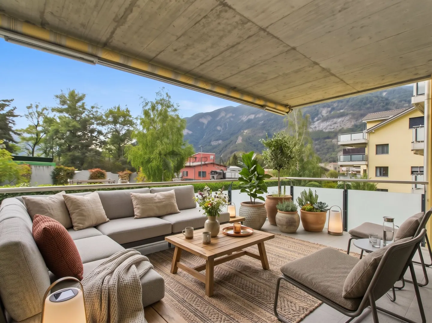 Appartamento 4.5 camere ristrutturato di alta qualità con terrazza soleggiata a sud a Trimmis - Foto 8 di 11