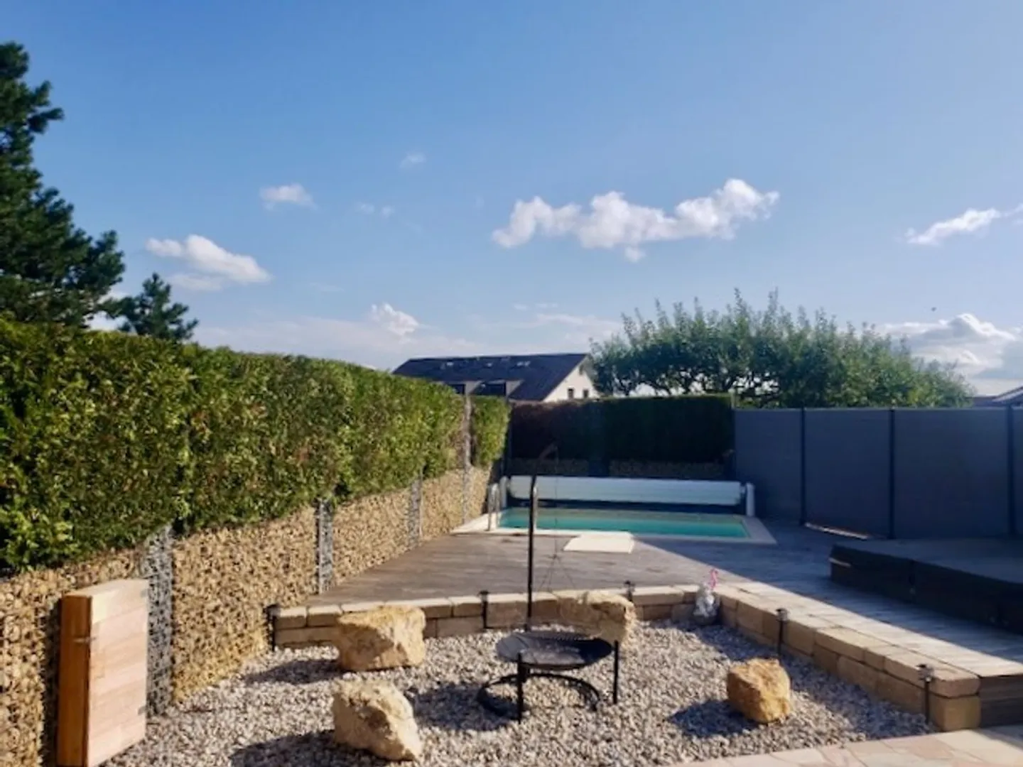 Schöne Gelegenheit: Reihenhaus mit 6,5 Zimmern, Terrasse, Schwimmbad, Jacuzzi, Garage, 4 Parkplätze - Foto 1 von 13