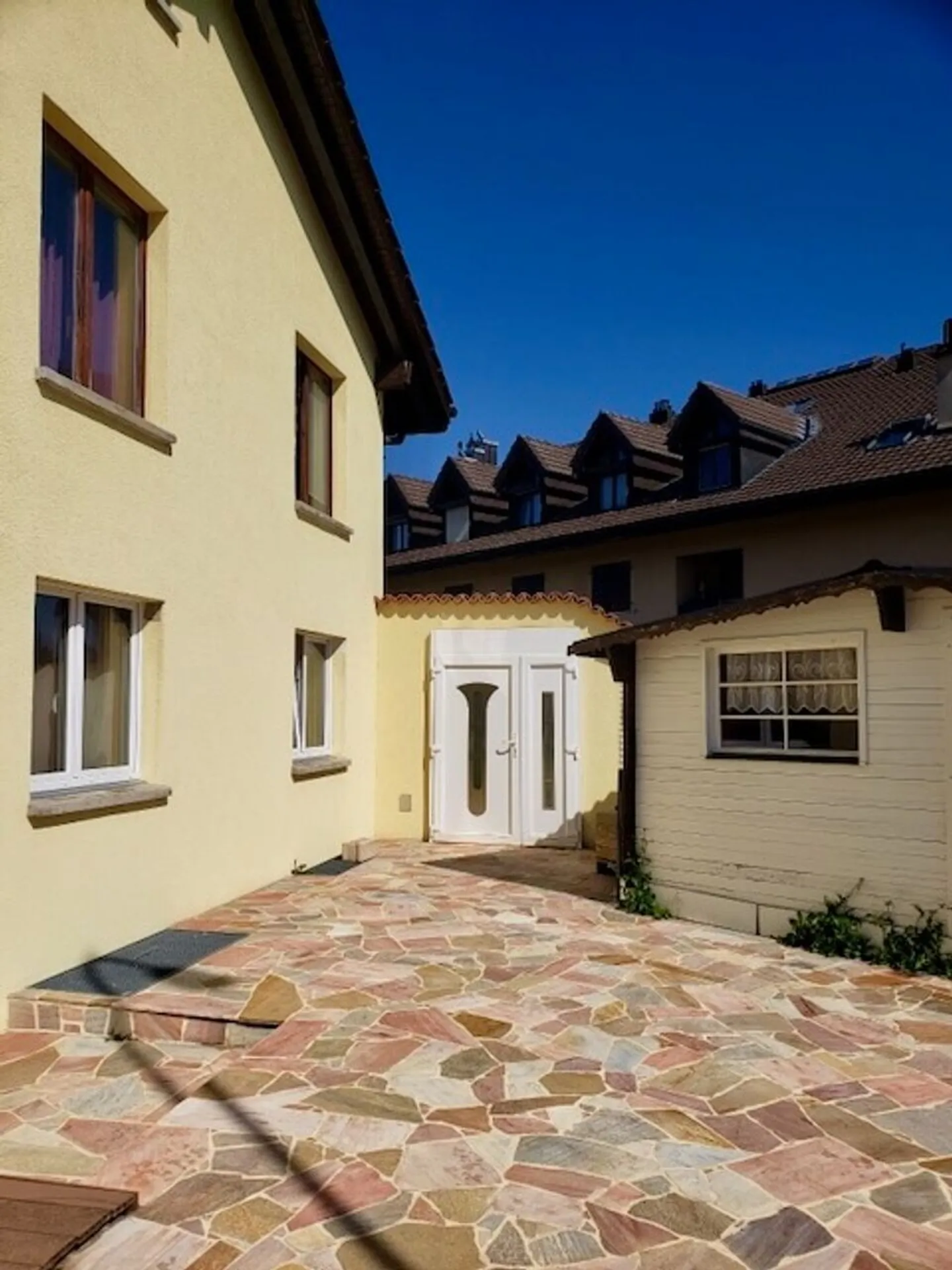 Schöne Gelegenheit: Reihenhaus mit 6,5 Zimmern, Terrasse, Schwimmbad, Jacuzzi, Garage, 4 Parkplätze - Foto 2 von 13
