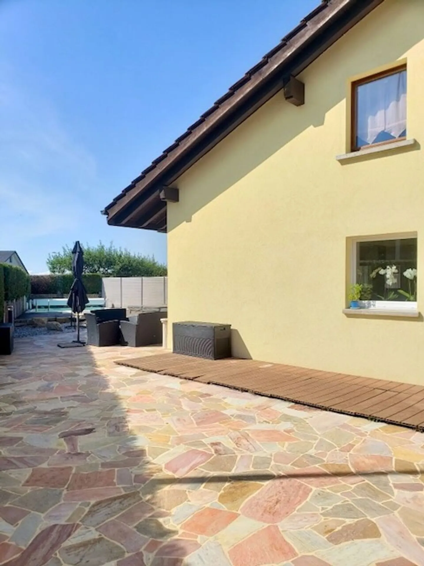 Schöne Gelegenheit: Reihenhaus mit 6,5 Zimmern, Terrasse, Schwimmbad, Jacuzzi, Garage, 4 Parkplätze - Foto 3 von 13