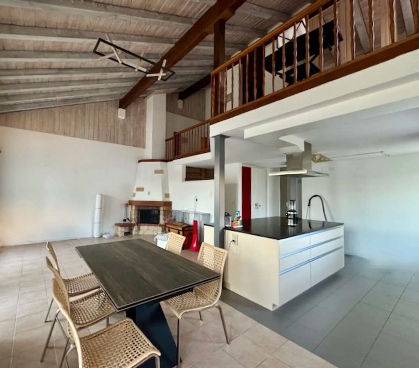 Schöne Gelegenheit: Reihenhaus mit 6,5 Zimmern, Terrasse, Schwimmbad, Jacuzzi, Garage, 4 Parkplätze - Foto 4 von 13