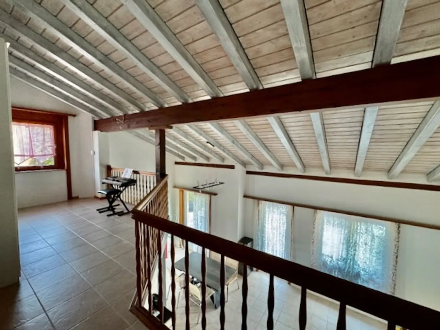 Schöne Gelegenheit: Reihenhaus mit 6,5 Zimmern, Terrasse, Schwimmbad, Jacuzzi, Garage, 4 Parkplätze - Foto 6 von 13
