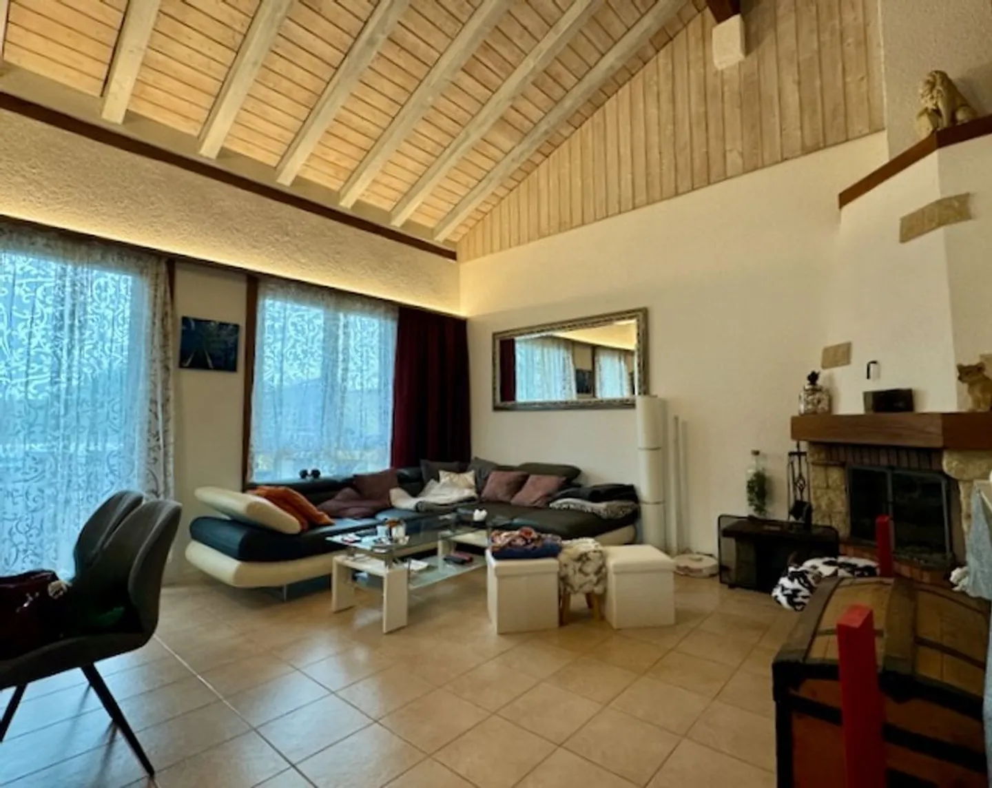 Schöne Gelegenheit: Reihenhaus mit 6,5 Zimmern, Terrasse, Schwimmbad, Jacuzzi, Garage, 4 Parkplätze - Foto 7 von 13