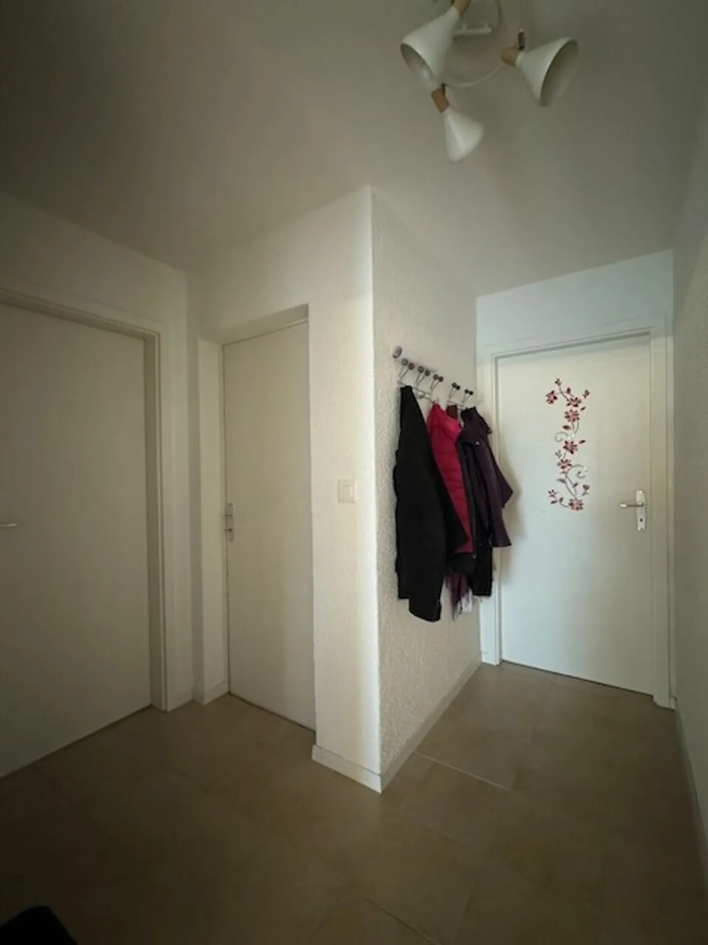 Schöne Gelegenheit: Reihenhaus mit 6,5 Zimmern, Terrasse, Schwimmbad, Jacuzzi, Garage, 4 Parkplätze - Foto 9 von 13