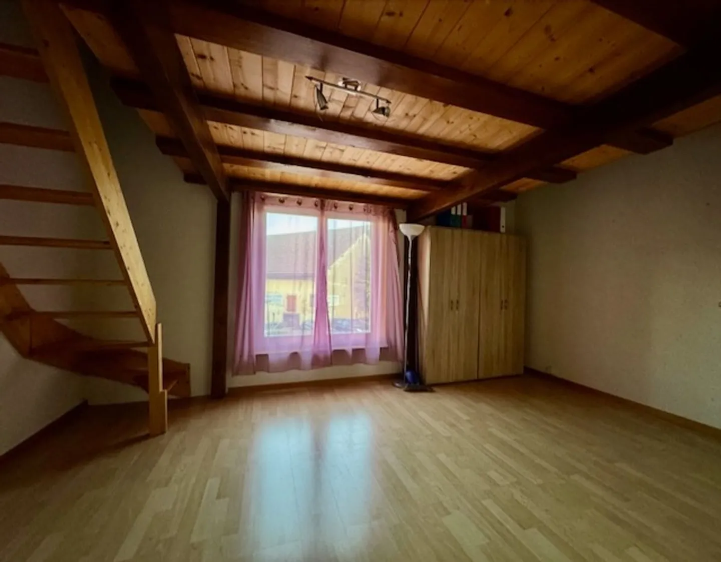 Schöne Gelegenheit: Reihenhaus mit 6,5 Zimmern, Terrasse, Schwimmbad, Jacuzzi, Garage, 4 Parkplätze - Foto 12 von 13