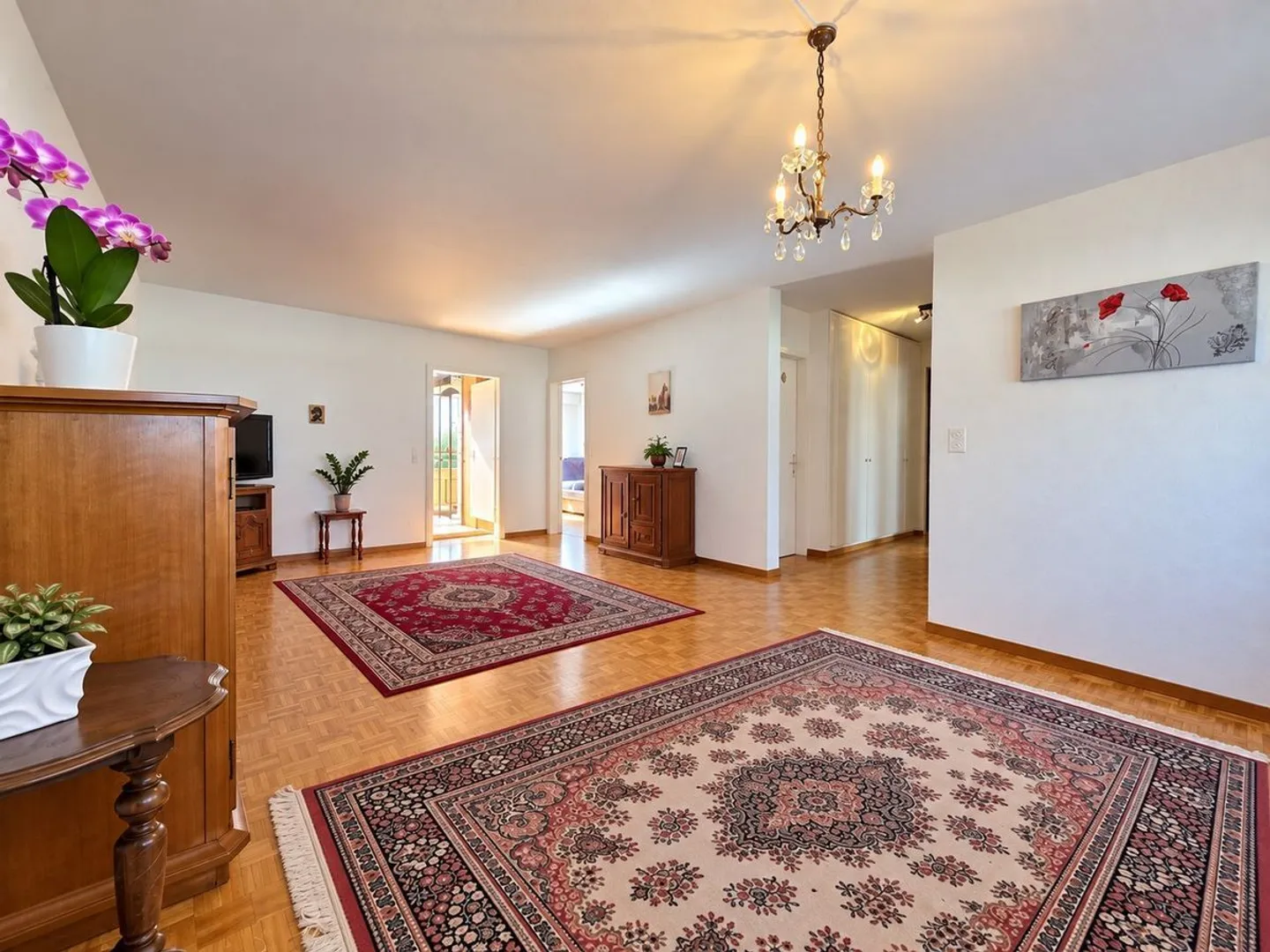 Charming Apartment with Balcony - Photo 2 of 6