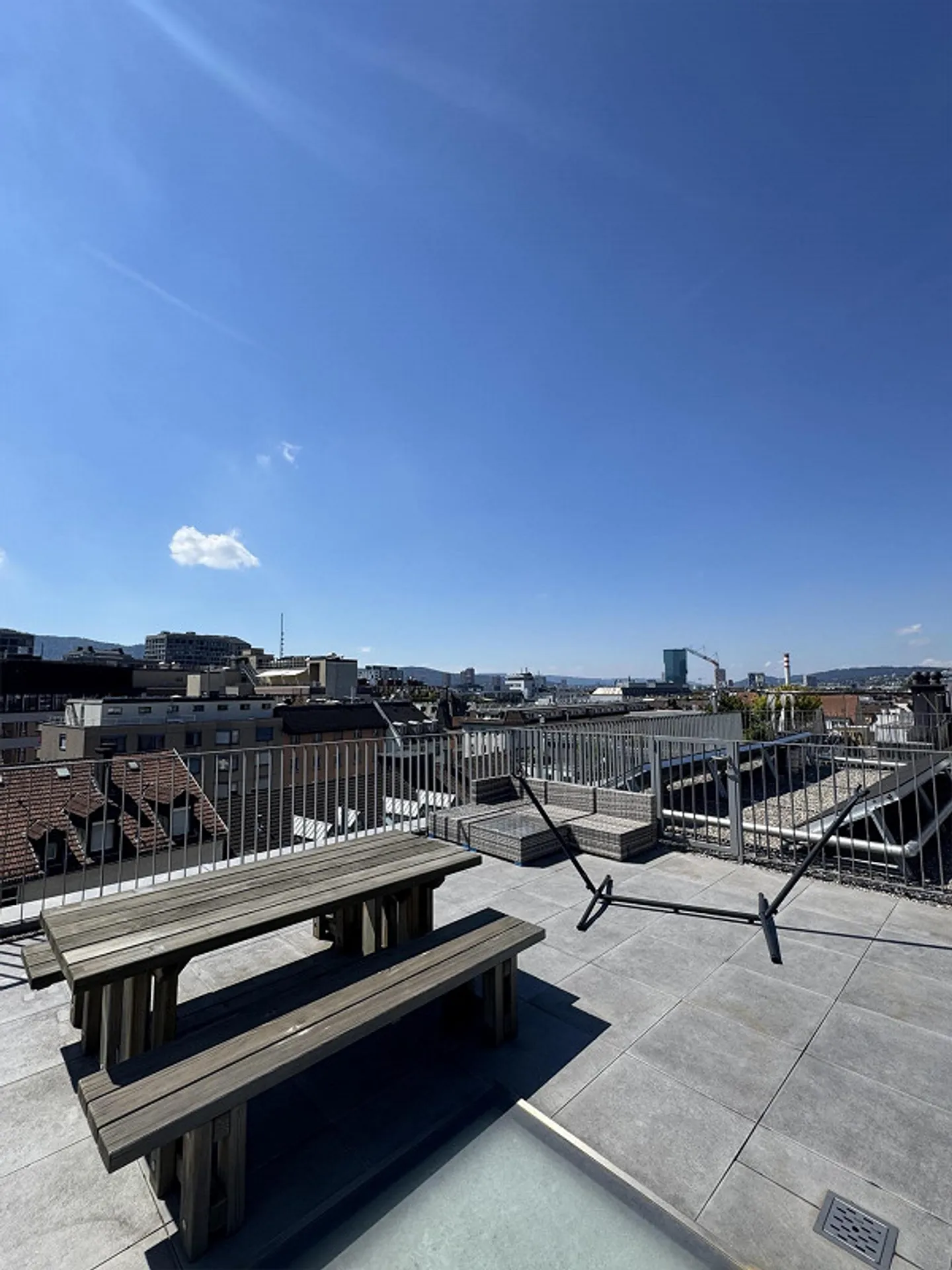 Appartamento temporaneo e arredato di 2,5 stanze a 3 minuti dalla stazione di Zurigo con terrazza sul tetto - Foto 2 di 6