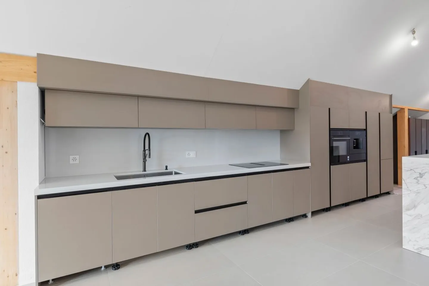 Eleganza di un tempo e comfort moderno per questo appartamento di 4,5 stanze in un edificio protetto - Foto 2 di 13