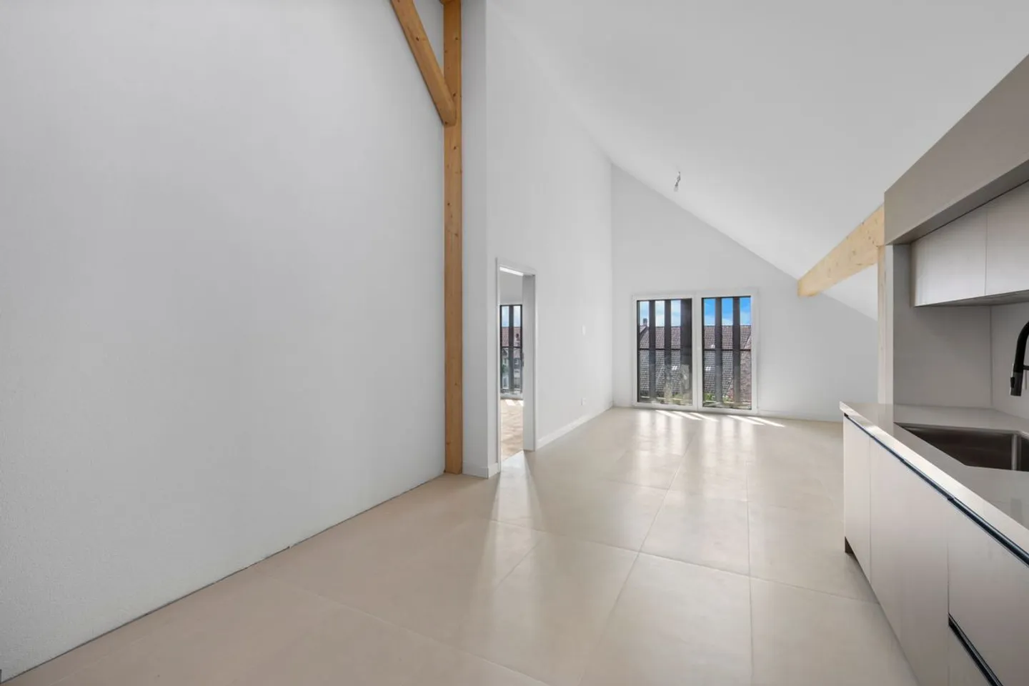 Eleganza di un tempo e comfort moderno per questo appartamento di 4,5 stanze in un edificio protetto - Foto 3 di 13