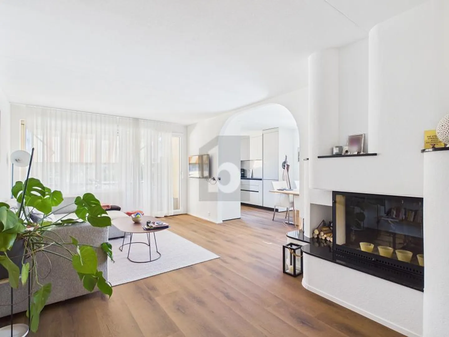 MODERNE AVEC GRANDE TERRASSE ET CHEMINÉE - Photo 2 sur 6