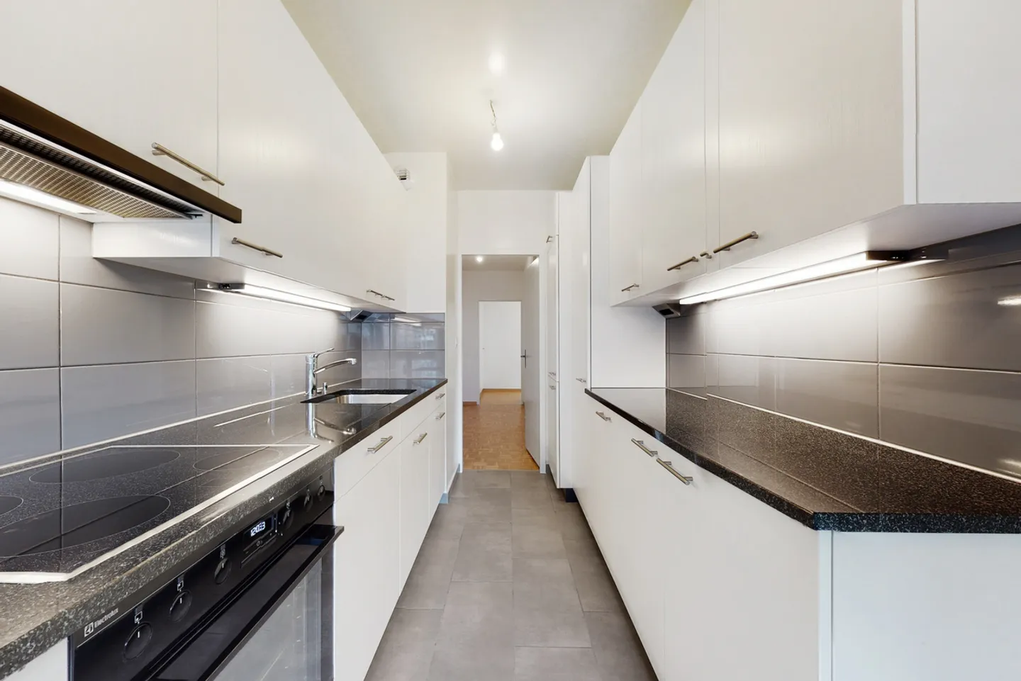 Large 6-room apartment near Cornavin Station - Photo 2 of 7