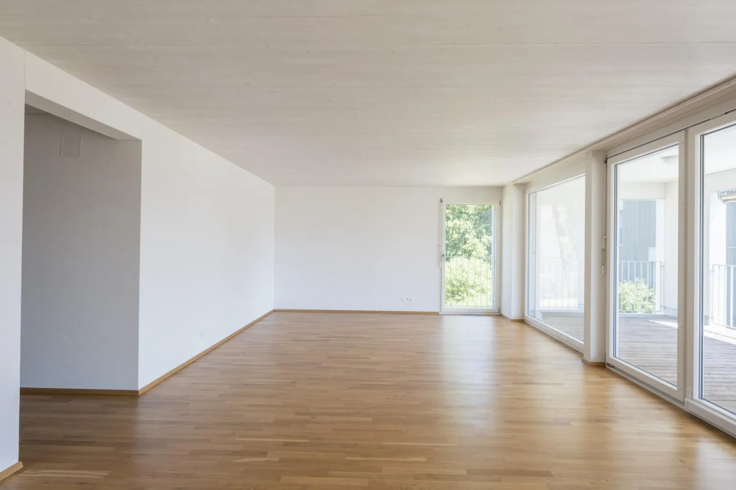 Charmante Wohnung aus Schweizer Holz - Foto 2 von 6