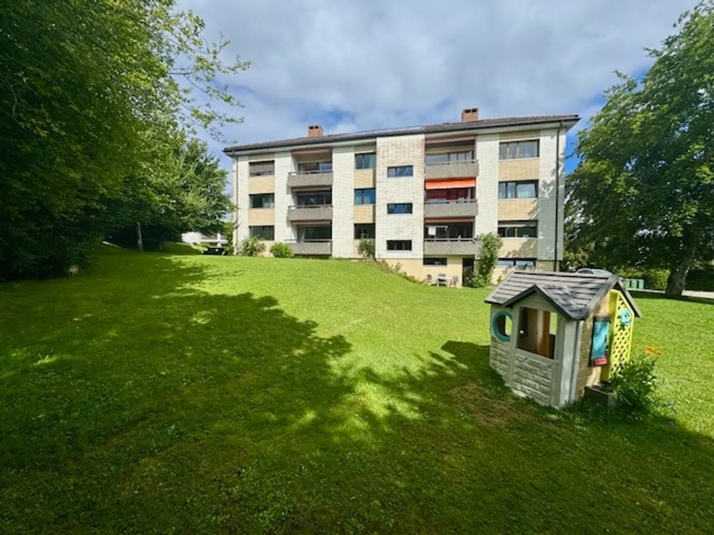 Appartamento luminoso di 6 stanze con camino, loggia, balcone e vista sulla città e sulla campagna - Foto 1 di 13