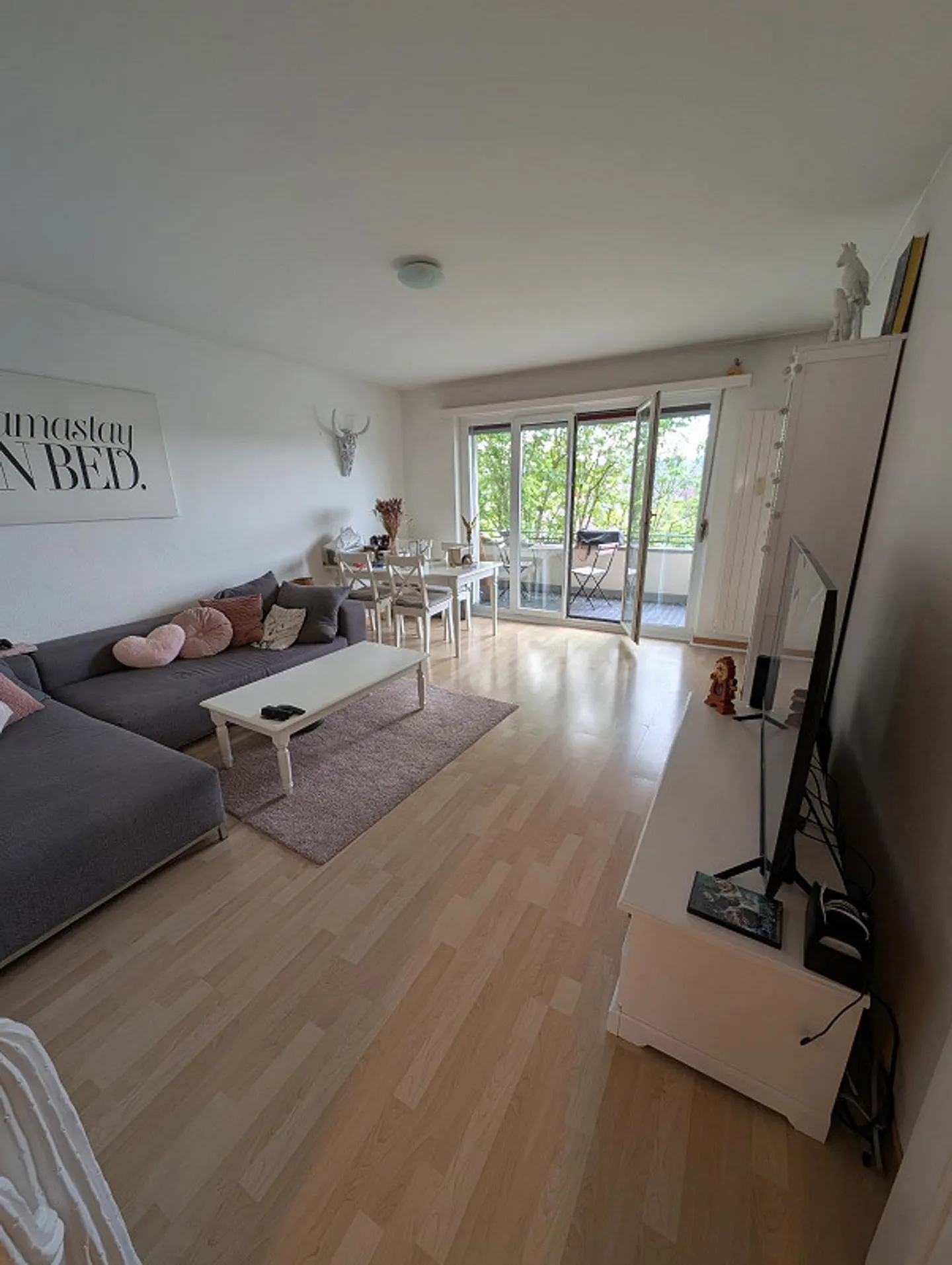 Charming 2-room apartment with balcony and beautiful view - Photo 2 of 9