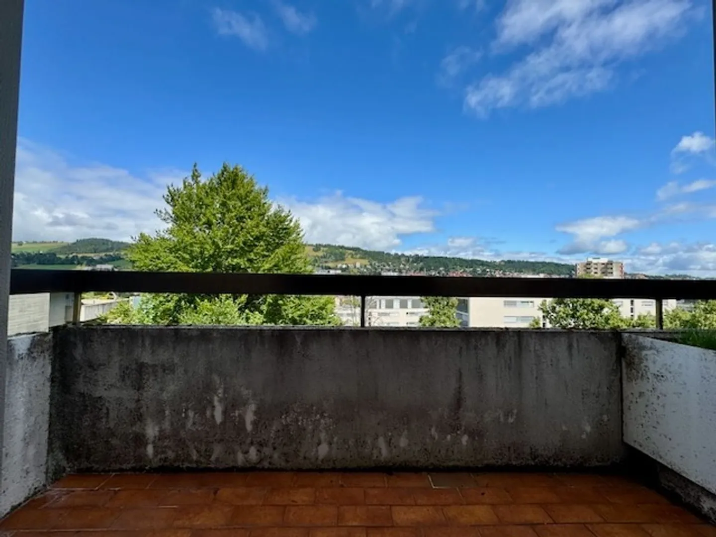 Appartamento luminoso di 6 stanze con camino, loggia, balcone e vista sulla città e sulla campagna - Foto 5 di 13