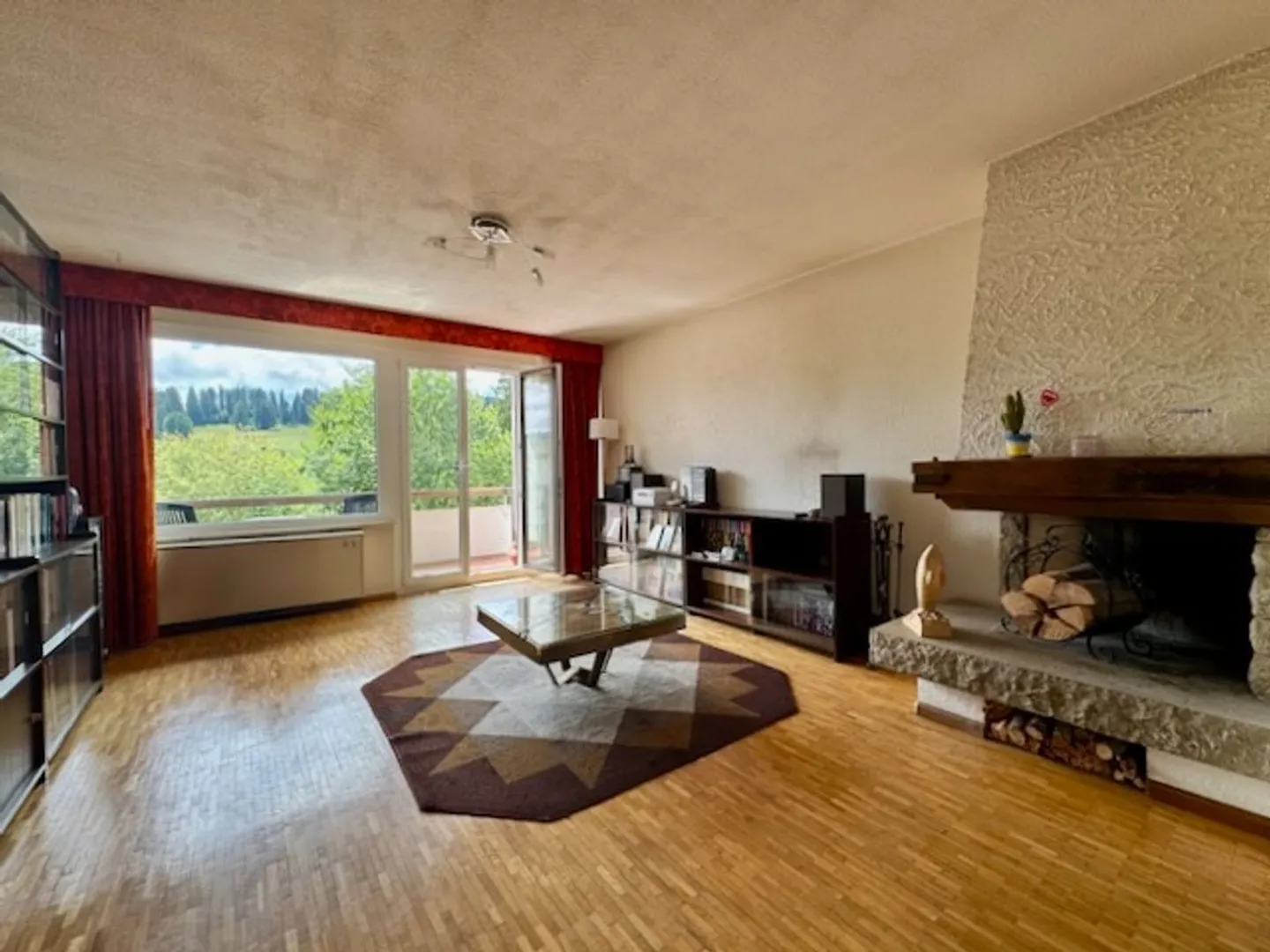 Appartamento luminoso di 6 stanze con camino, loggia, balcone e vista sulla città e sulla campagna - Foto 6 di 13