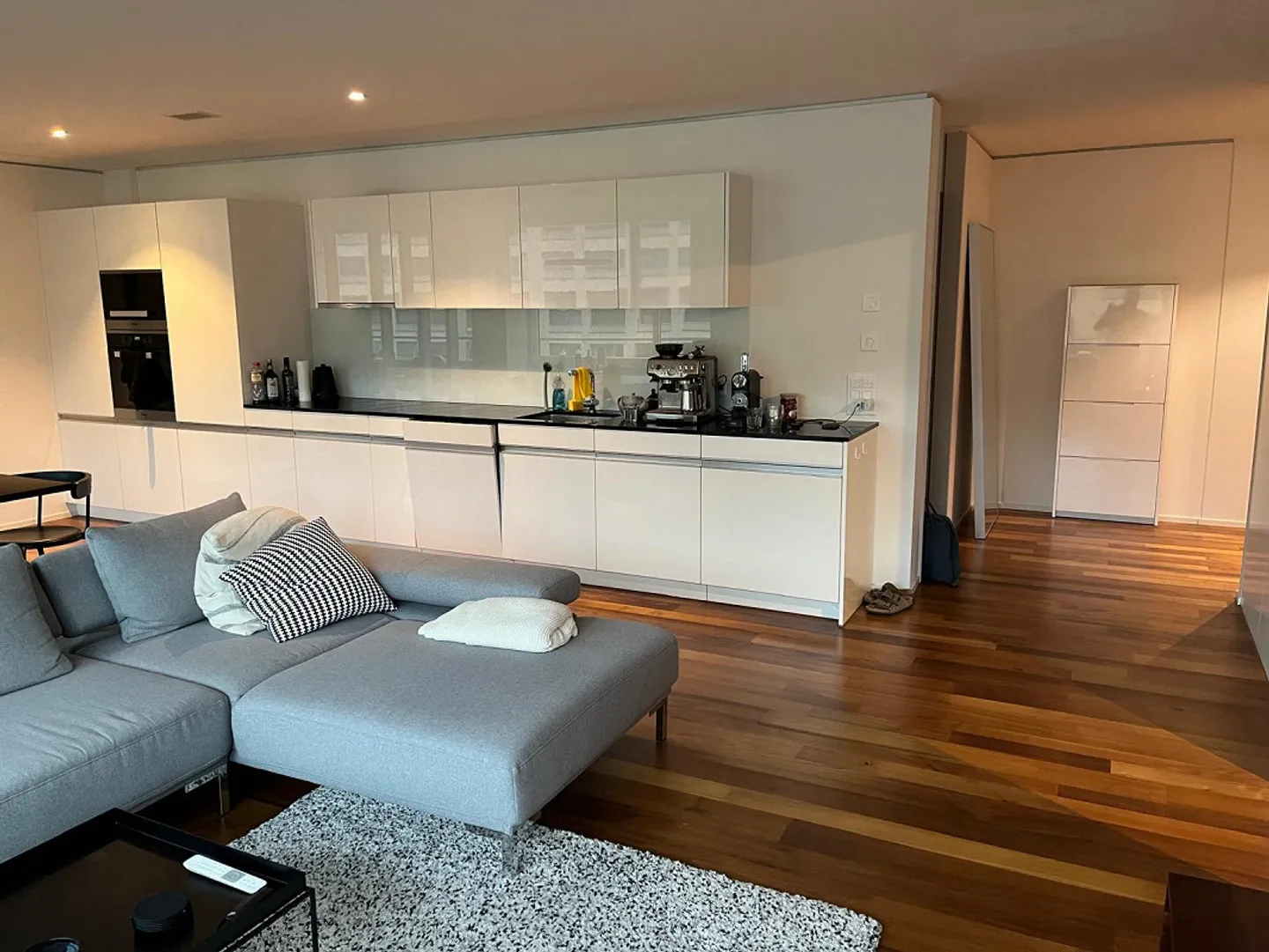 Moderne 3.5-Zimmer-Wohnung mit Balkon und Stadtblick im Kreis 5 - Foto 2 von 16