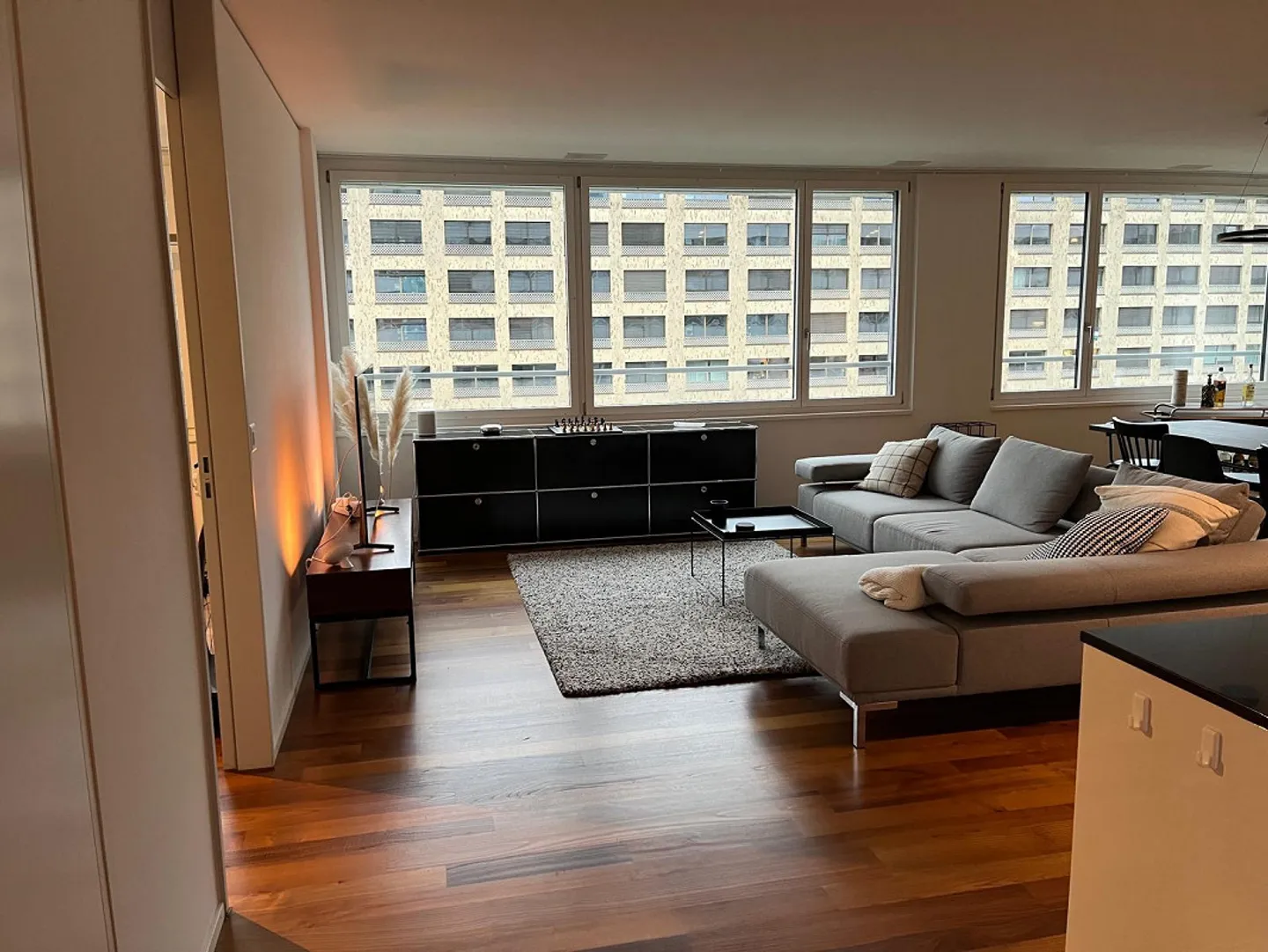 Moderne 3.5-Zimmer-Wohnung mit Balkon und Stadtblick im Kreis 5 - Foto 4 von 16