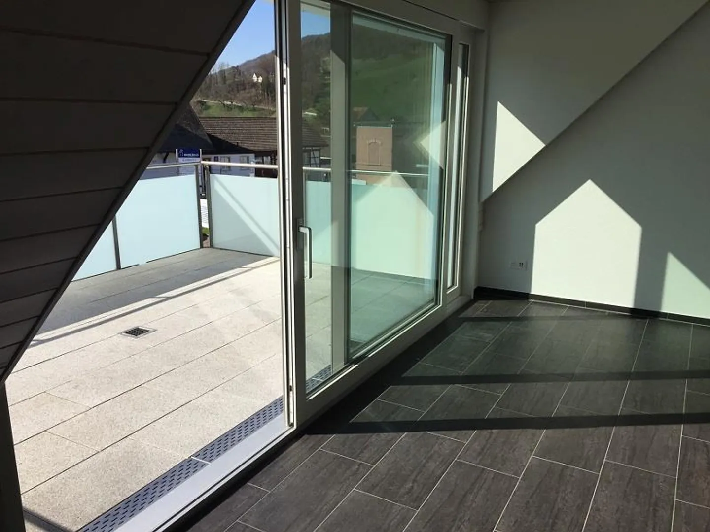 Appartement sous les combles moderne et familial de 4,5 pièces à Pfungen - Photo 1 sur 13