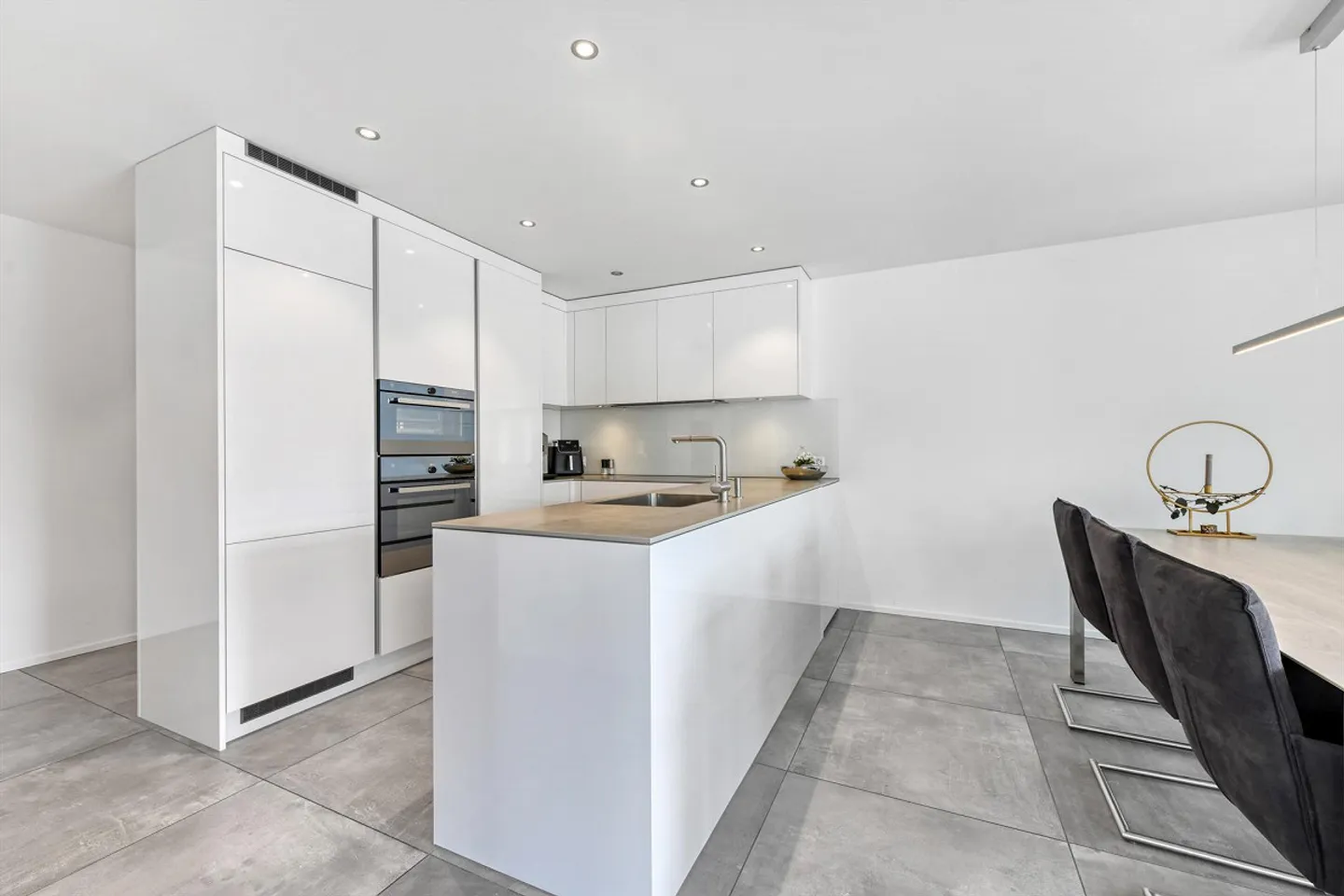 Appartement moderne et lumineux de 4,5 pièces dans un emplacement central - Photo 1 sur 14