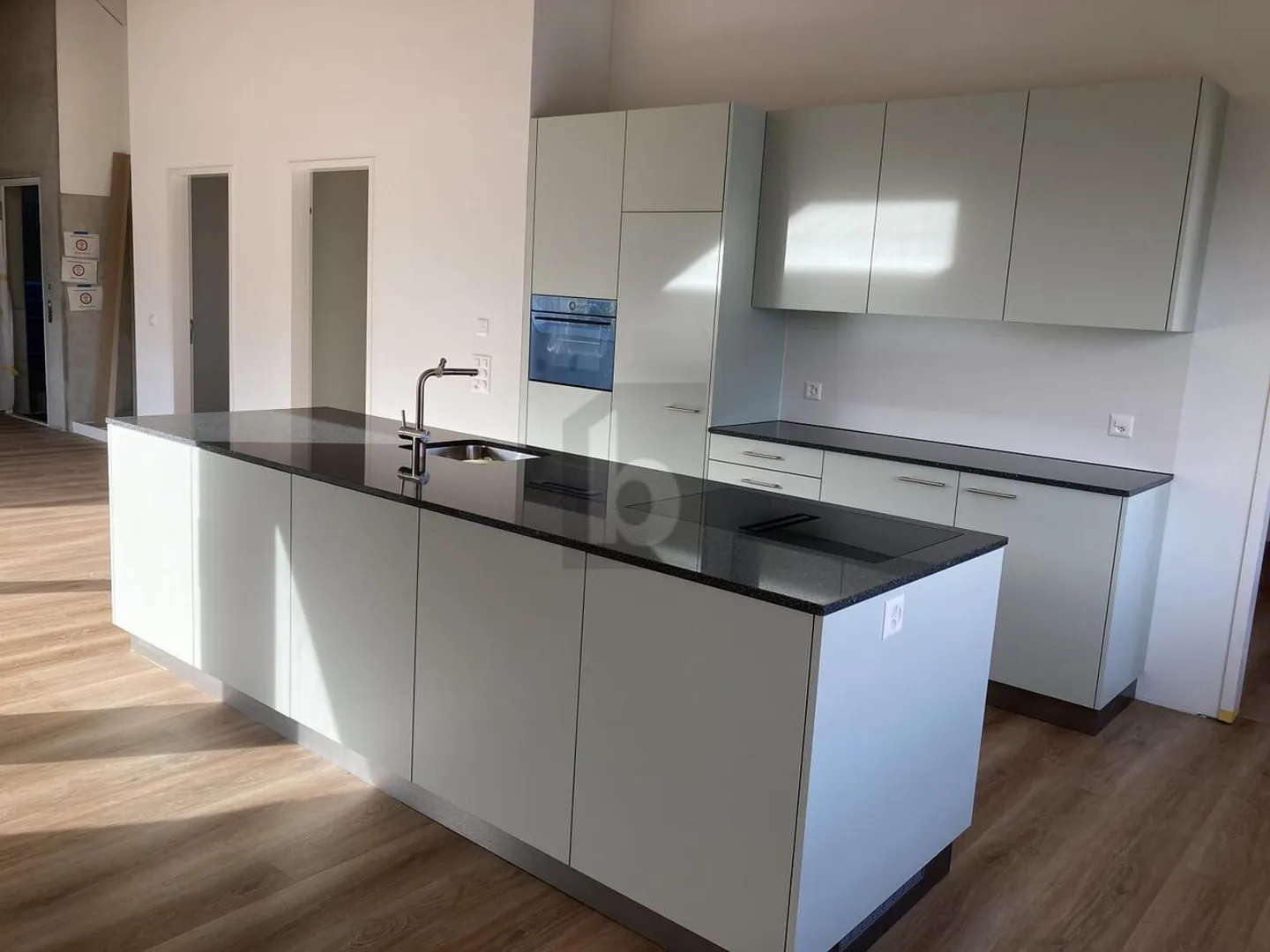 VISTA LARGA CON STANDARD DI PROPRIETÀ MODERNO! - Foto 3 di 6