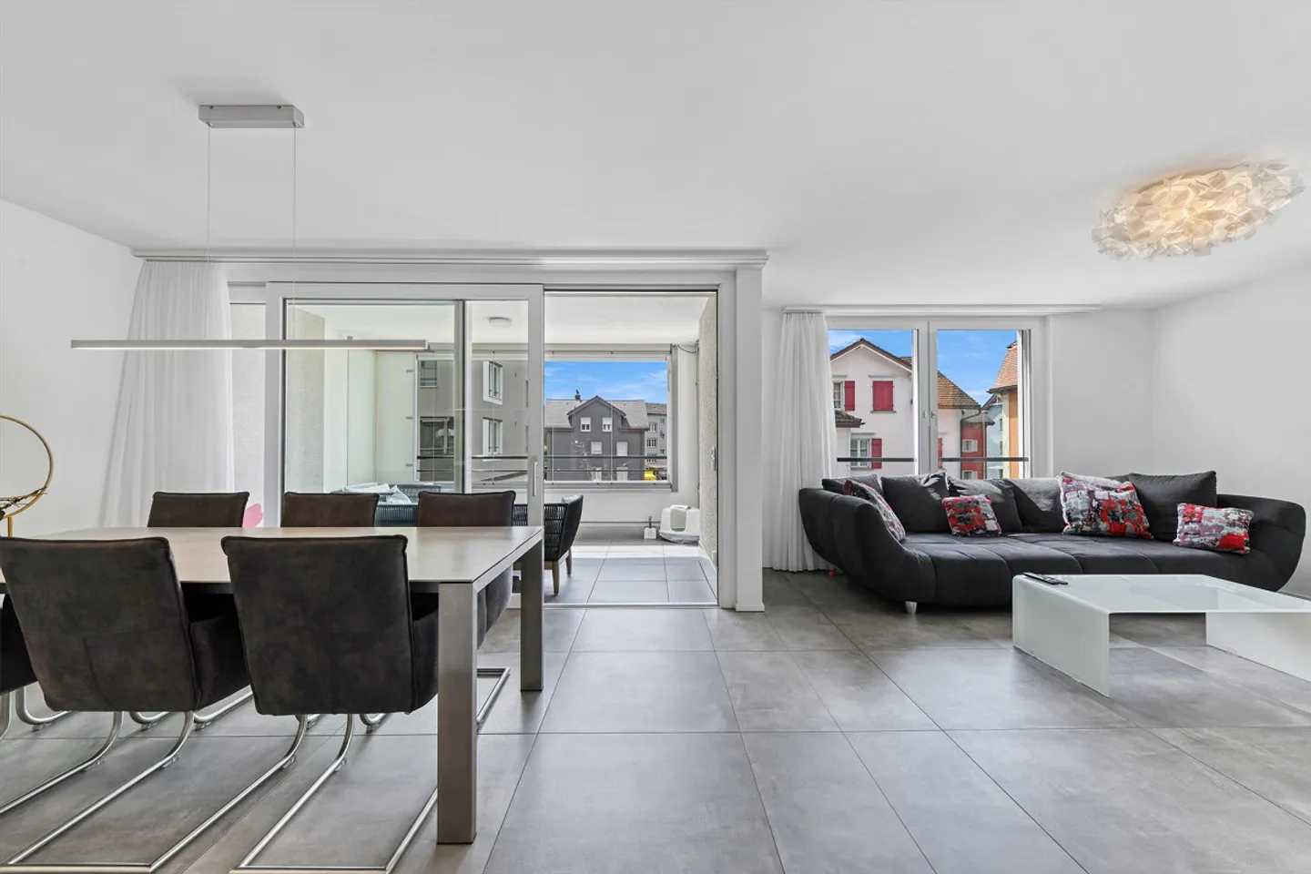 Appartement moderne et lumineux de 4,5 pièces dans un emplacement central - Photo 4 sur 14