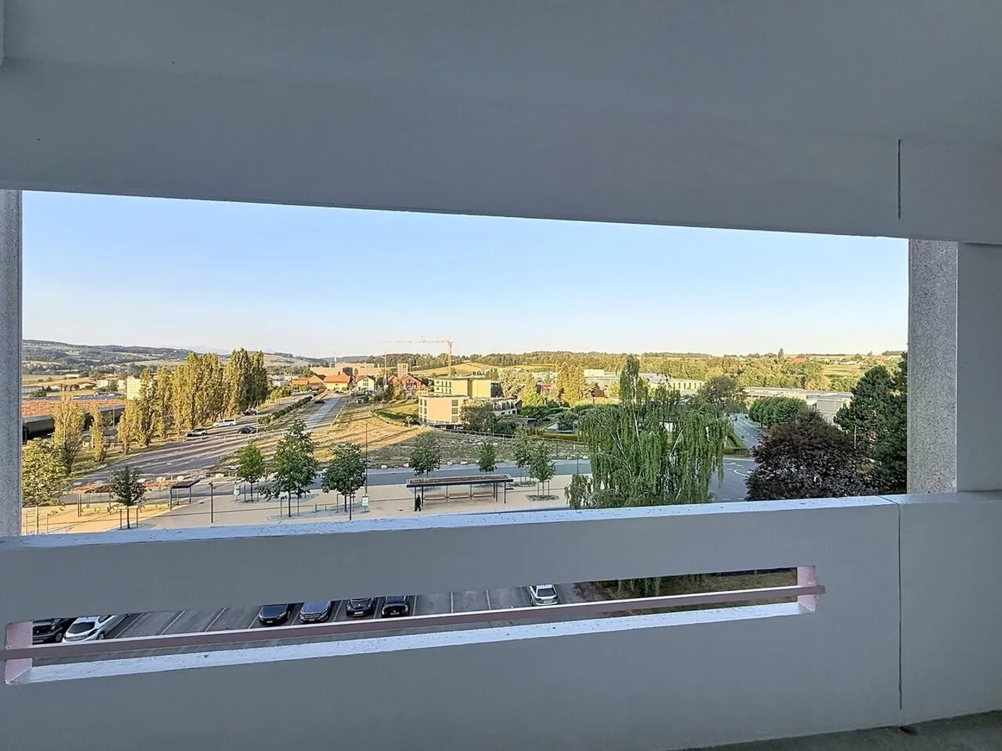 Stunning 4.5-room fully renovated apartment with large living room and family setting - Photo 2 of 9