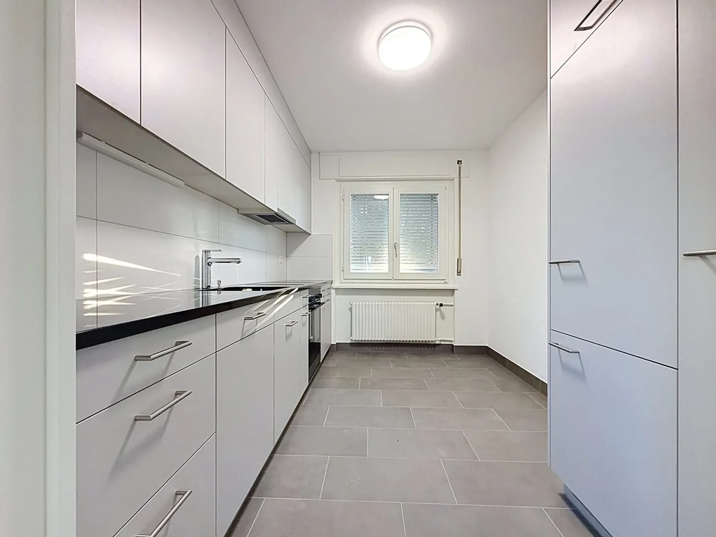 Stunning 4.5-room fully renovated apartment with large living room and family setting - Photo 3 of 9