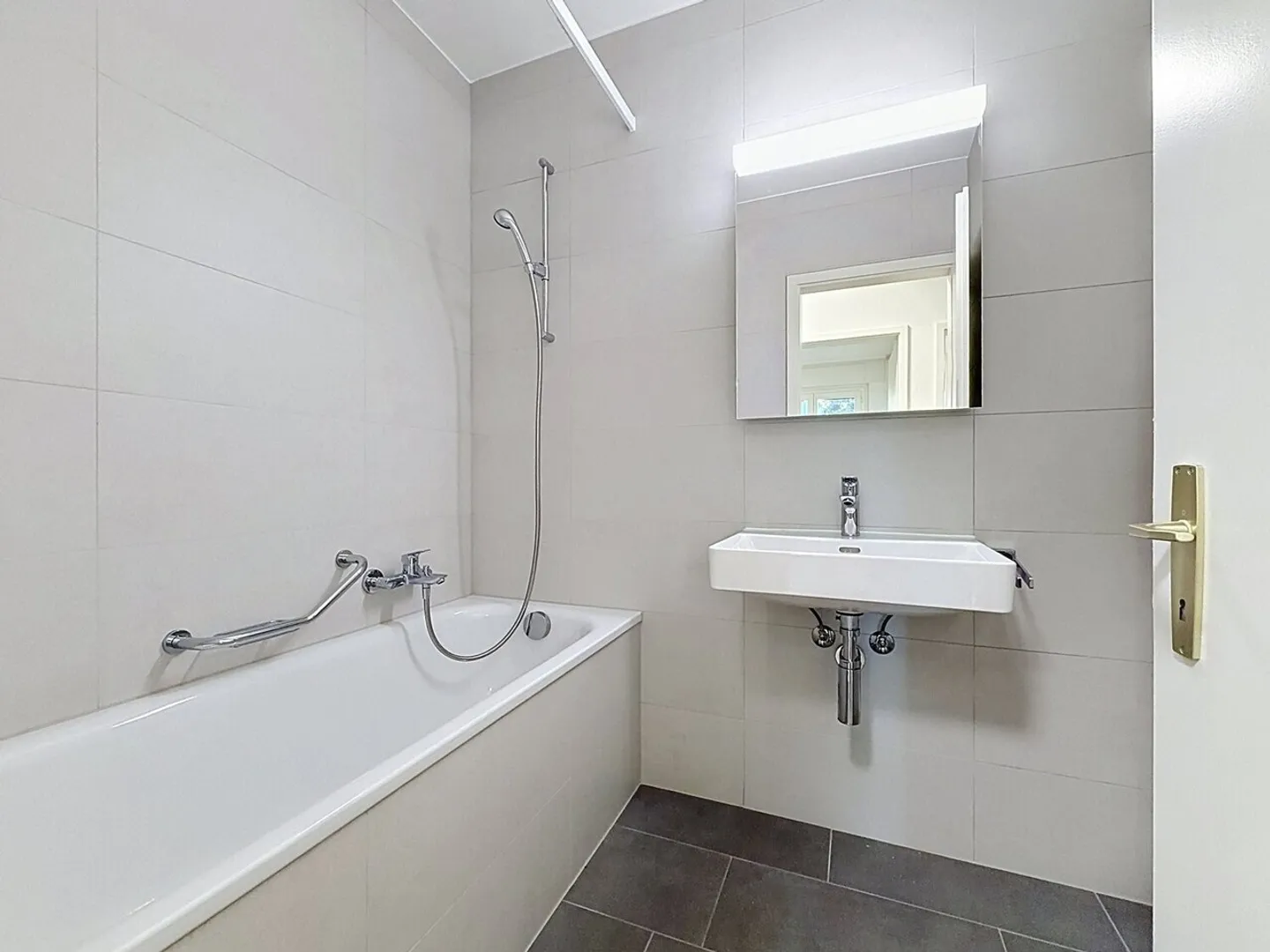 Stunning 4.5-room fully renovated apartment with large living room and family setting - Photo 6 of 9