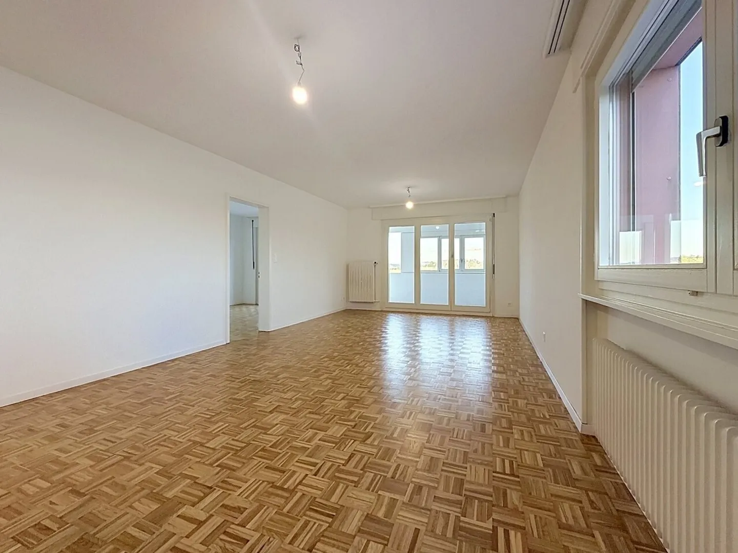 Stunning 4.5-room fully renovated apartment with large living room and family setting - Photo 8 of 9