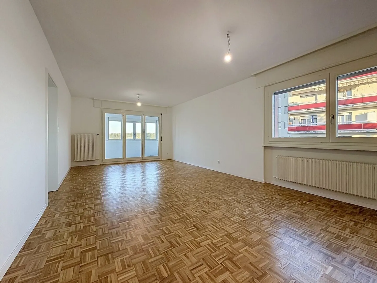 Stunning 4.5-room fully renovated apartment with large living room and family setting - Photo 7 of 9